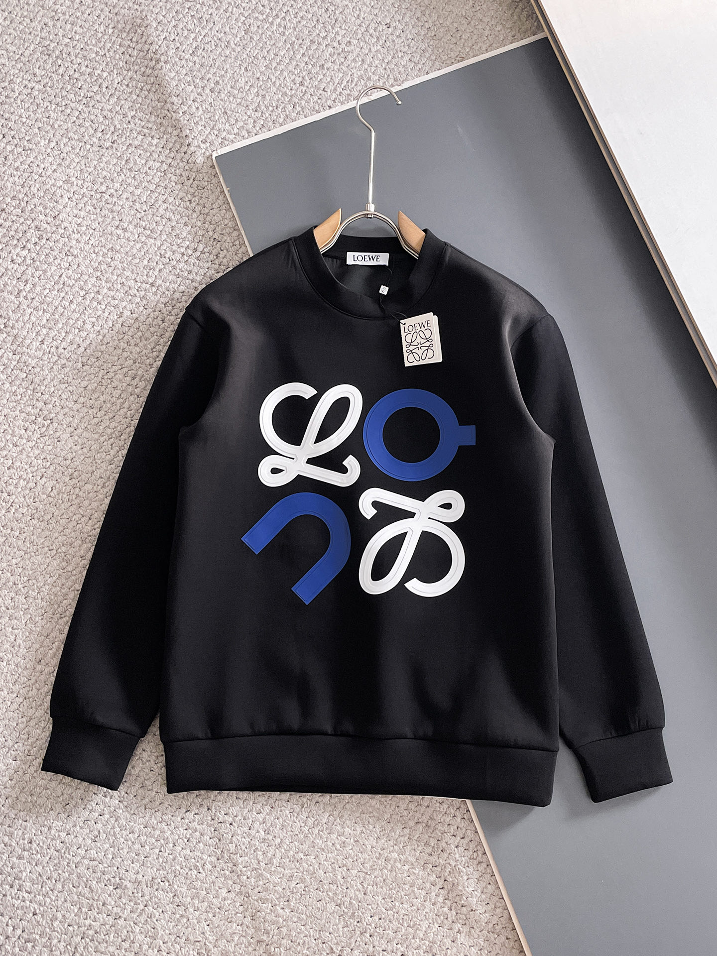 NO:681985,Loewe Autumn and Winter Men's Letter Logo Pullover Space Cotton Sweatshirt Classic OS version, simple yet stylish. No pressure for daily sports and leisure business...Customer-supplied space knitted cotton, made through a micro-knitting three-dimensional process, the inner lining is as neat as scales, super texture, breathable and comfortable, the details and soft touch are invincible, the first choice for single wear and inner wear! Color White/Black  Size XS/S/M/L,,loewe,hoodie,sweatshirts,19860909罗意威 秋冬男士字母标识套头太空棉卫衣 经典OS版型,简约而不失格调.日常运动休闲商务毫无压力... 客供太空针织棉,经由微型针织立体工艺过程制作,内里鳞甲般工整,质感超强,透气舒适,细节感和触感柔更是无敌,单穿内搭首选! 颜色白色/黑色 尺码XS/S/M/L,,loewe,hoodie,sweatshirts,,Men's clothing