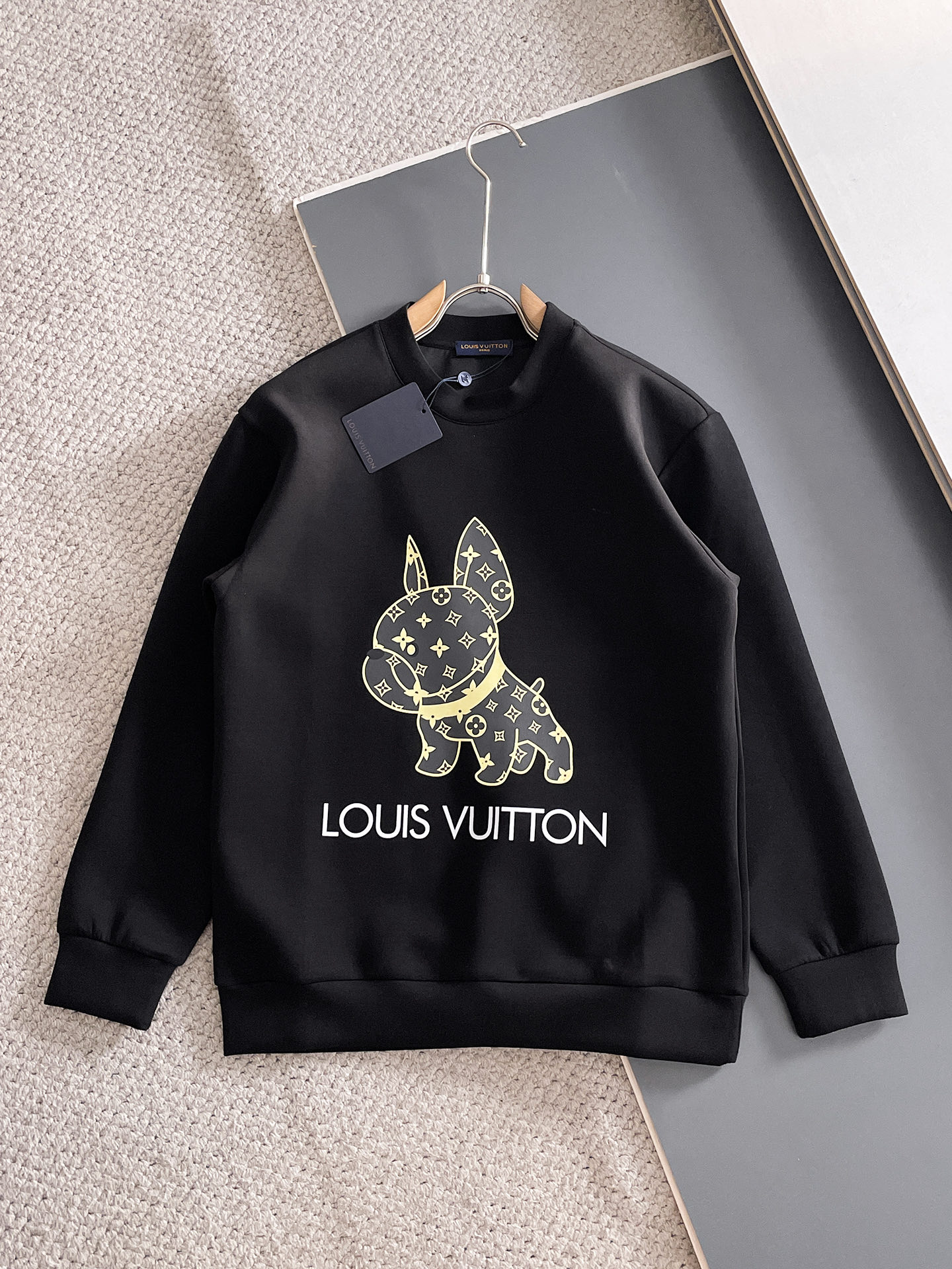 NO:682000,LV autumn and winter men's letter logo pullover space cotton sweatshirt. Classic OS version, simple yet stylish. Daily sports and leisure business without pressure...Customer-supplied space knitted cotton, made through micro-knitting three-dimensional process, the inner lining is as neat as scales, super texture, breathable and comfortable, the details and soft touch are invincible, the first choice for single wear and inner wear! Color white/black, size XS/S/M/L, Louis  vuitton,hoodie,sweatshirts,19860909LV 秋冬男士字母标识套头太空棉卫衣 经典OS版型,简约而不失格调.日常运动休闲商务毫无压力... 客供太空针织棉,经由微型针织立体工艺过程制作,内里鳞甲般工整,质感超强,透气舒适,细节感和触感柔更是无敌,单穿内搭首选! 颜色白色/黑色 尺码XS/S/M/L,,louis vuitton,hoodie,sweatshirts,,Men's clothing
