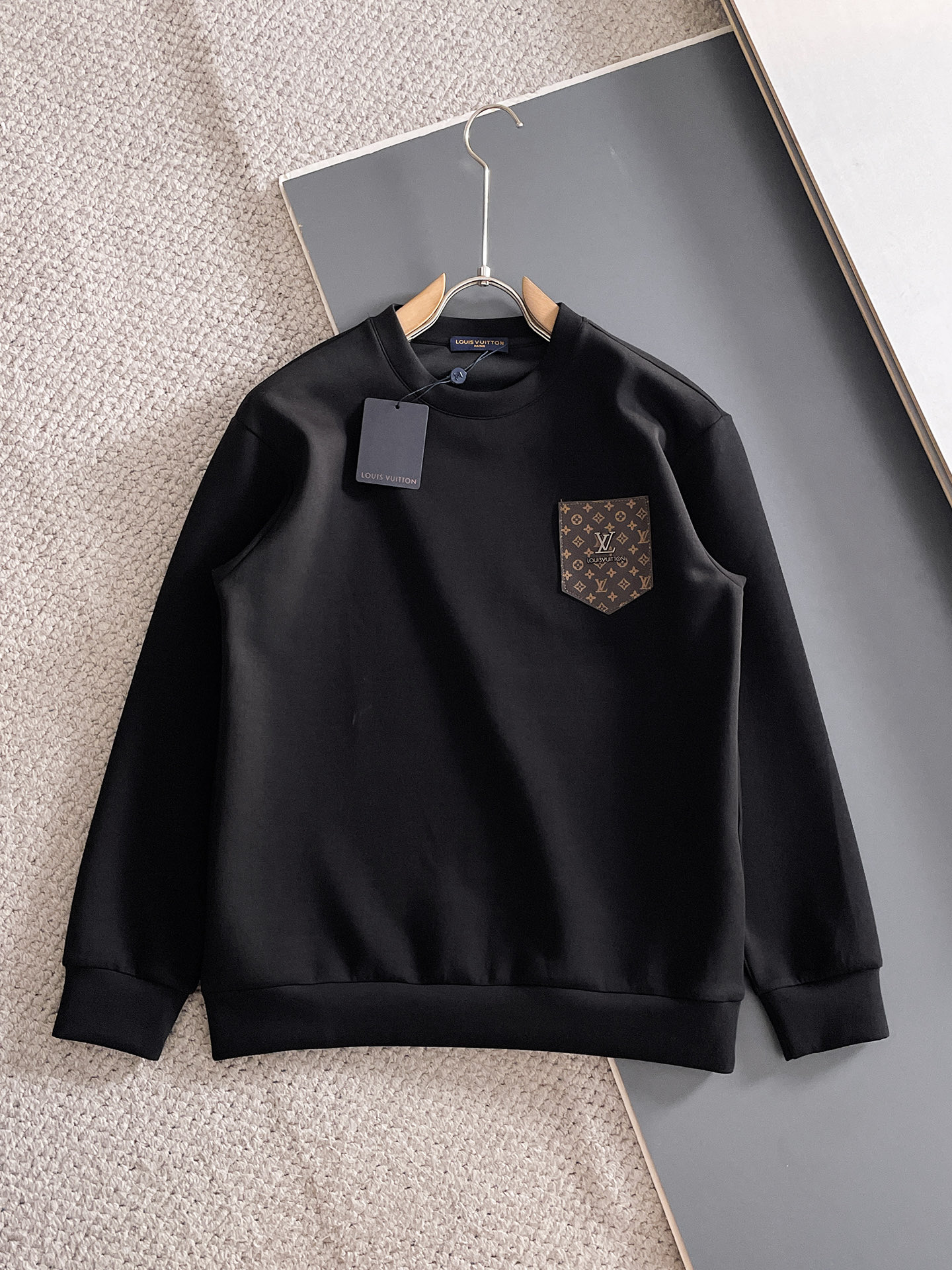 NO:682101,LV autumn and winter men's letter logo pullover space cotton sweatshirt. Classic OS version, simple yet stylish. Daily sports and leisure business without pressure...Customer-supplied space knitted cotton, made through micro-knitting three-dimensional process, the inner lining is as neat as scales, super texture, breathable and comfortable, the details and soft touch are invincible, the first choice for single wear and inner wear! Color white/black, size XS/S/M/L, Louis  vuitton,hoodie,sweatshirts,19860909LV 秋冬男士字母标识套头太空棉卫衣 经典OS版型,简约而不失格调.日常运动休闲商务毫无压力... 客供太空针织棉,经由微型针织立体工艺过程制作,内里鳞甲般工整,质感超强,透气舒适,细节感和触感柔更是无敌,单穿内搭首选! 颜色白色/黑色 尺码XS/S/M/L,,louis vuitton,hoodie,sweatshirts,,Men's clothing