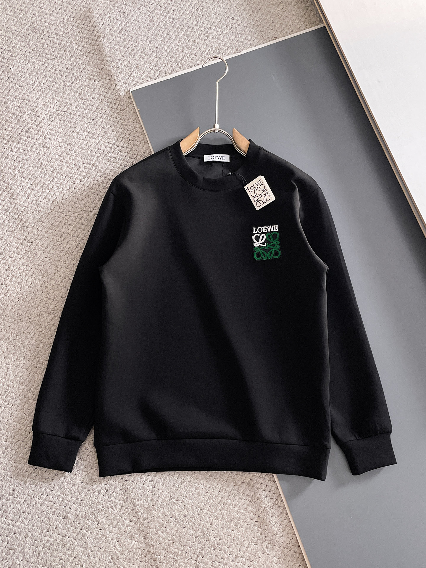 NO:682007,Loewe Autumn and Winter Men's Letter Logo Pullover Space Cotton Sweatshirt Classic OS version, simple yet stylish. No pressure for daily sports and leisure business...Customer-supplied space knitted cotton, made through a micro-knitting three-dimensional process, the inner lining is as neat as scales, super texture, breathable and comfortable, the details and soft touch are invincible, the first choice for single wear and inner wear! Color White/Black  Size XS/S/M/L,,loewe,hoodie,sweatshirts,19860909罗意威 秋冬男士字母标识套头太空棉卫衣 经典OS版型,简约而不失格调.日常运动休闲商务毫无压力... 客供太空针织棉,经由微型针织立体工艺过程制作,内里鳞甲般工整,质感超强,透气舒适,细节感和触感柔更是无敌,单穿内搭首选! 颜色白色/黑色 尺码XS/S/M/L,,loewe,hoodie,sweatshirts,,Men's clothing