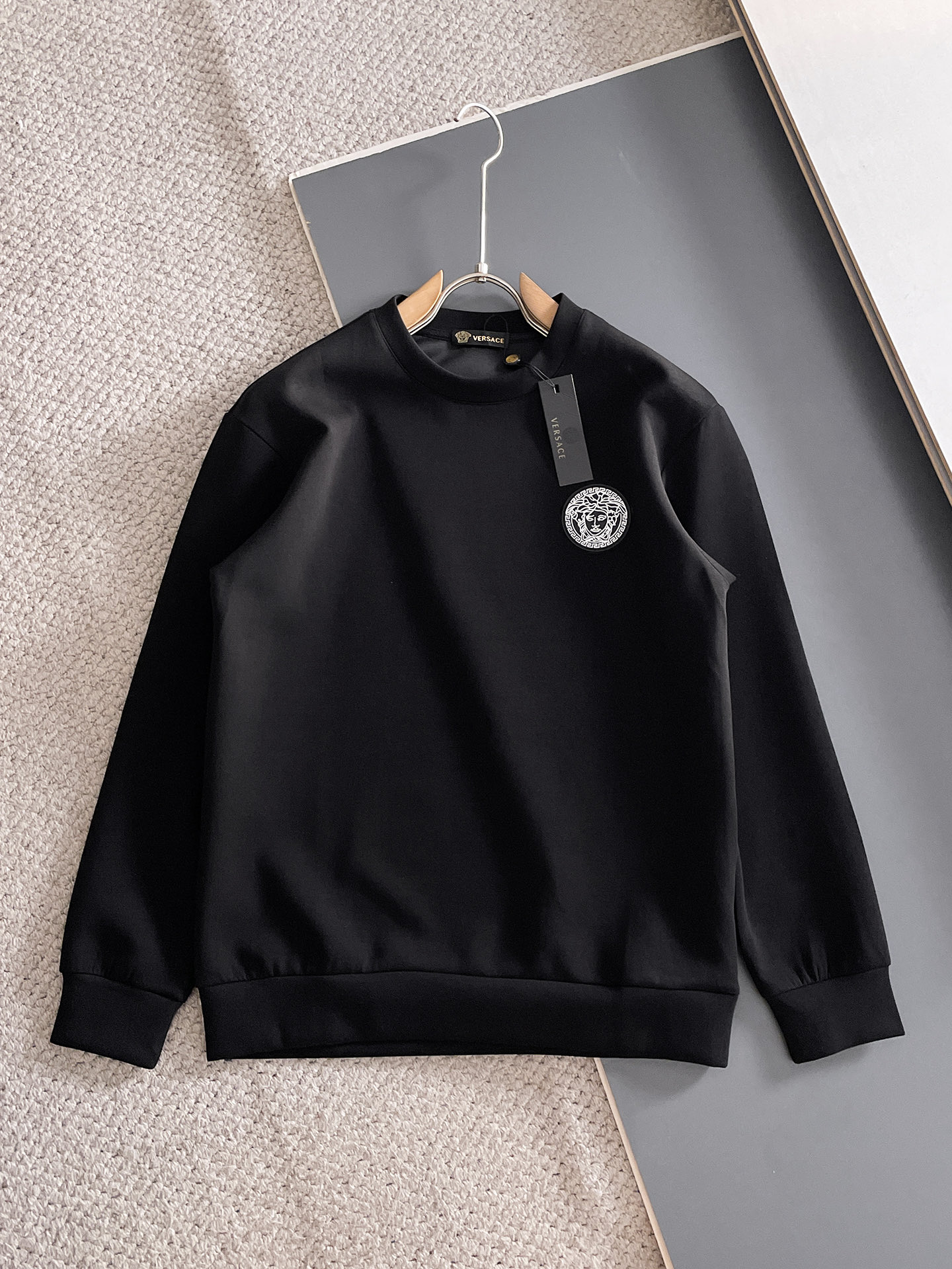 NO:682093,Versace Autumn and Winter men's letter logo pullover space cotton sweatshirt. Classic OS version, simple yet stylish. Daily sports and leisure business without pressure...Customer-supplied space knitted cotton, made through micro-knitting three-dimensional process, the lining is as neat as scales, super texture, breathable and comfortable, the details and soft touch are invincible, the first choice for single wear and inner wear! Color white/black Size XS/S/M/L, versace, hoodie, sweatshirts,19860909范思哲 秋冬男士字母标识套头太空棉卫衣 经典OS版型,简约而不失格调.日常运动休闲商务毫无压力... 客供太空针织棉,经由微型针织立体工艺过程制作,内里鳞甲般工整,质感超强,透气舒适,细节感和触感柔更是无敌,单穿内搭首选! 颜色白色/黑色 尺码XS/S/M/L,,versace,hoodie,sweatshirts,,Men's clothing
