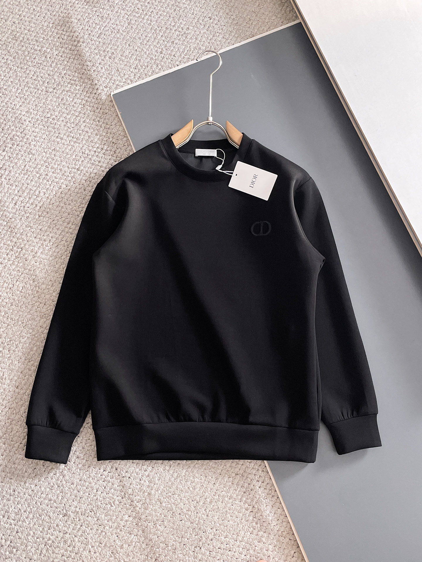 NO:682084,Dior autumn and winter men's letter logo pullover space cotton sweatshirt. Classic OS version, simple yet stylish. Daily sports and leisure business without pressure...Customer-supplied space knitted cotton, made through micro-knitting three-dimensional process, the inner lining is as neat as scales, super texture, breathable and comfortable, the details and soft touch are invincible, the first choice for single wear and inner wear! Color white/black Size XS/S/M/L, dior, hoodie, sweatshirts,19860909迪奥 秋冬男士字母标识套头太空棉卫衣 经典OS版型,简约而不失格调.日常运动休闲商务毫无压力... 客供太空针织棉,经由微型针织立体工艺过程制作,内里鳞甲般工整,质感超强,透气舒适,细节感和触感柔更是无敌,单穿内搭首选! 颜色白色/黑色 尺码XS/S/M/L,,dior,hoodie,sweatshirts,,Men's clothing