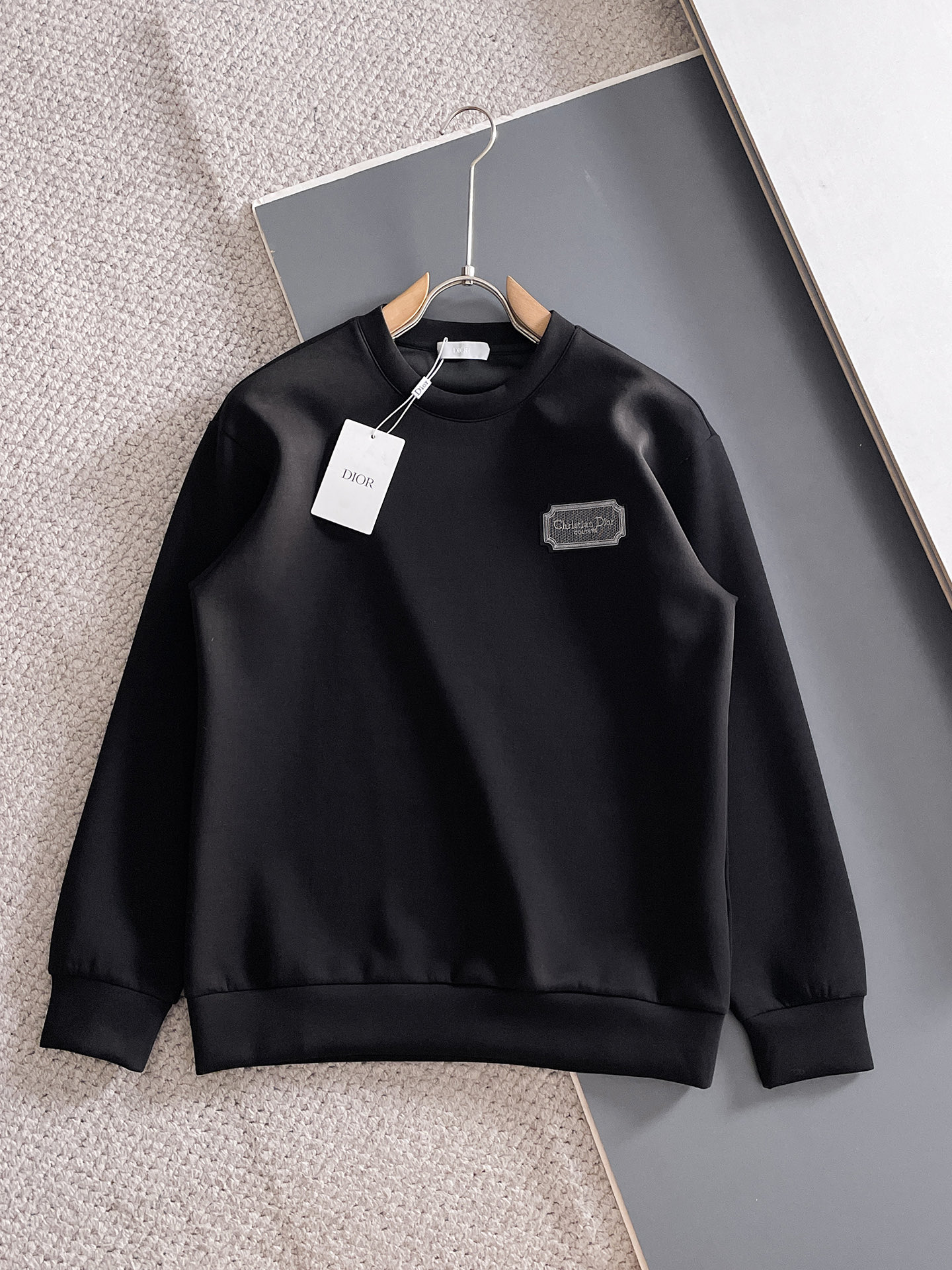 NO:682071,Dior autumn and winter men's letter logo pullover space cotton sweatshirt. Classic OS version, simple yet stylish. Daily sports and leisure business without pressure...Customer-supplied space knitted cotton, made through micro-knitting three-dimensional process, the inner lining is as neat as scales, super texture, breathable and comfortable, the details and soft touch are invincible, the first choice for single wear and inner wear! Color white/black Size XS/S/M/L, dior, hoodie, sweatshirts,19860909迪奥 秋冬男士字母标识套头太空棉卫衣 经典OS版型,简约而不失格调.日常运动休闲商务毫无压力... 客供太空针织棉,经由微型针织立体工艺过程制作,内里鳞甲般工整,质感超强,透气舒适,细节感和触感柔更是无敌,单穿内搭首选! 颜色白色/黑色 尺码XS/S/M/L,,dior,hoodie,sweatshirts,,Men's clothing