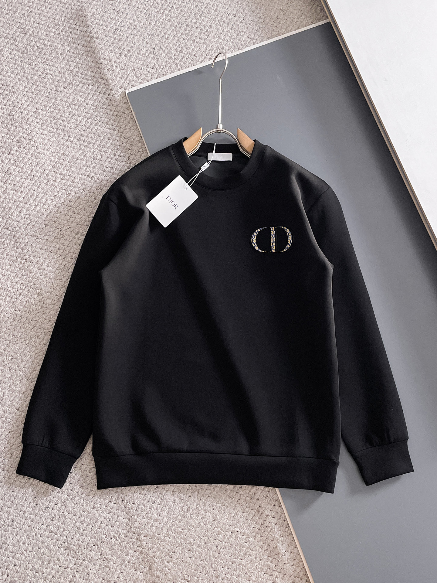 NO:682063,Dior autumn and winter men's letter logo pullover space cotton sweatshirt. Classic OS version, simple yet stylish. Daily sports and leisure business without pressure...Customer-supplied space knitted cotton, made through micro-knitting three-dimensional process, the inner lining is as neat as scales, super texture, breathable and comfortable, the details and soft touch are invincible, the first choice for single wear and inner wear! Color white/black Size XS/S/M/L, dior, hoodie, sweatshirts,19860909迪奥 秋冬男士字母标识套头太空棉卫衣 经典OS版型,简约而不失格调.日常运动休闲商务毫无压力... 客供太空针织棉,经由微型针织立体工艺过程制作,内里鳞甲般工整,质感超强,透气舒适,细节感和触感柔更是无敌,单穿内搭首选! 颜色白色/黑色 尺码XS/S/M/L,,dior,hoodie,sweatshirts,,Men's clothing