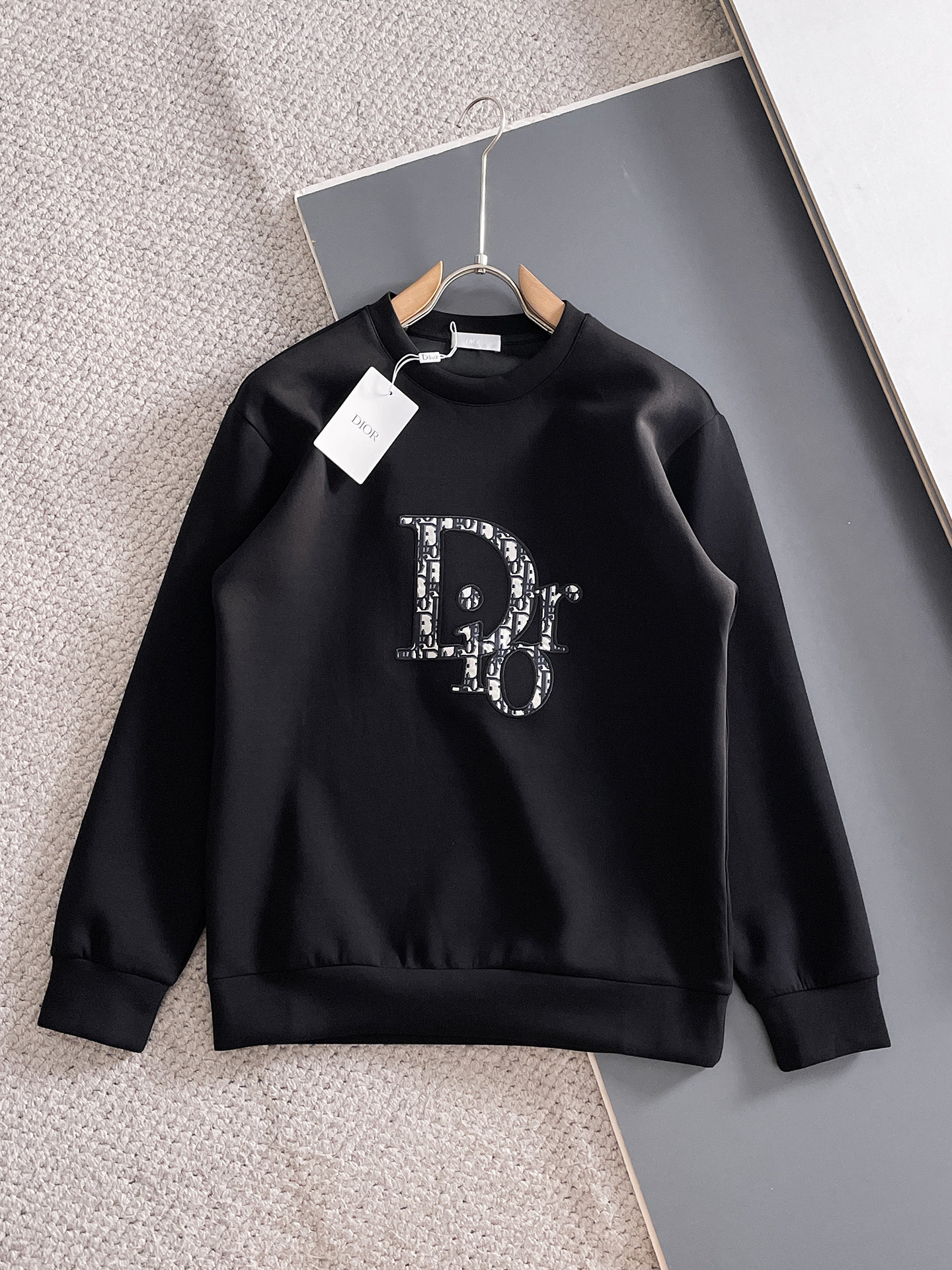 NO:682033,Dior autumn and winter men's letter logo pullover space cotton sweatshirt. Classic OS version, simple yet stylish. Daily sports and leisure business without pressure...Customer-supplied space knitted cotton, made through micro-knitting three-dimensional process, the inner lining is as neat as scales, super texture, breathable and comfortable, the details and soft touch are invincible, the first choice for single wear and inner wear! Color white/black Size XS/S/M/L, dior, hoodie, sweatshirts,19860909迪奥 秋冬男士字母标识套头太空棉卫衣 经典OS版型,简约而不失格调.日常运动休闲商务毫无压力... 客供太空针织棉,经由微型针织立体工艺过程制作,内里鳞甲般工整,质感超强,透气舒适,细节感和触感柔更是无敌,单穿内搭首选! 颜色白色/黑色 尺码XS/S/M/L,,dior,hoodie,sweatshirts,,Men's clothing