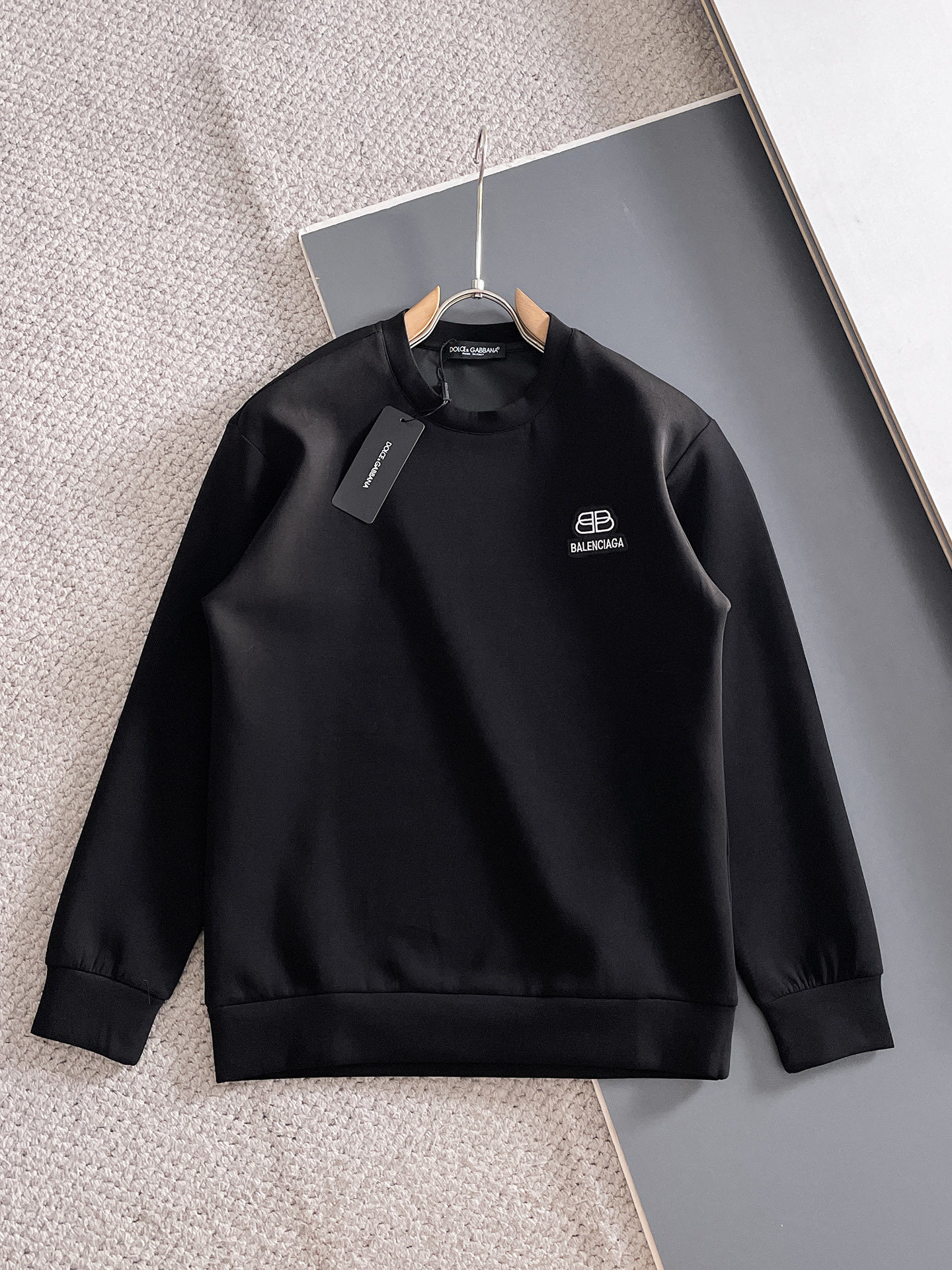 NO:682057,Balenciaga Autumn and Winter Men's Letter Logo Pullover Space Cotton Sweatshirt Classic OS version, simple yet stylish. No pressure for daily sports and leisure business...Customer-supplied space knitted cotton, made through a micro-knitting three-dimensional process, the inner lining is as neat as scales, super texture, breathable and comfortable, the details and soft touch are invincible, the first choice for single wear and inner wear! Color White/Black  Size XS/S/M/L,,balenciaga,hoodie,sweatshirts,19860909巴黎世家 秋冬男士字母标识套头太空棉卫衣 经典OS版型,简约而不失格调.日常运动休闲商务毫无压力... 客供太空针织棉,经由微型针织立体工艺过程制作,内里鳞甲般工整,质感超强,透气舒适,细节感和触感柔更是无敌,单穿内搭首选! 颜色白色/黑色 尺码XS/S/M/L,,balenciaga,hoodie,sweatshirts,,Men's clothing