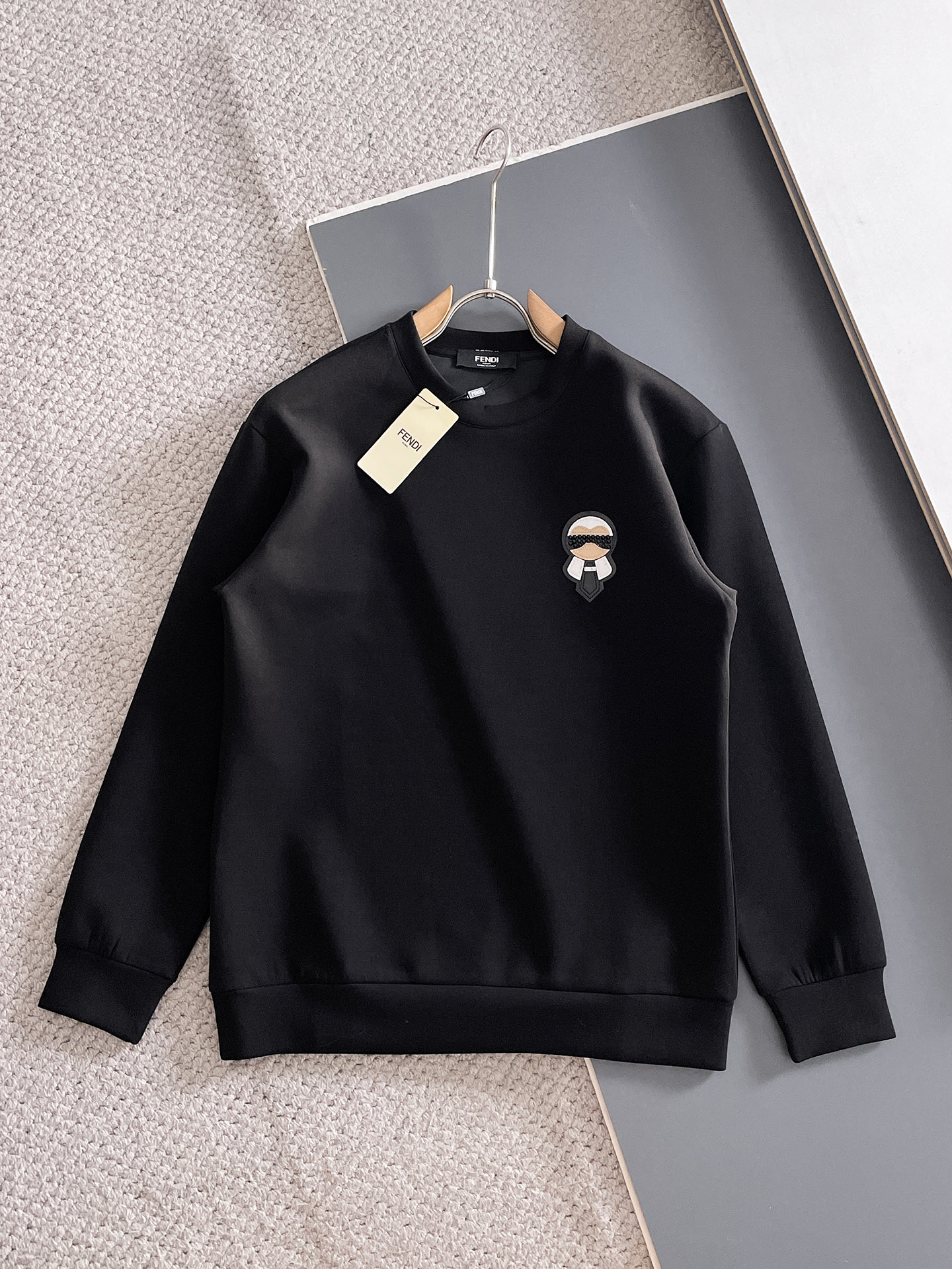 NO:682047,Fendi autumn and winter men's letter logo pullover space cotton sweatshirt. Classic OS version, simple yet stylish. Daily sports and leisure business without pressure...Customer-supplied space knitted cotton, made through a micro-knitting three-dimensional process, the lining is as neat as scales, super texture, breathable and comfortable, the details and soft touch are invincible, the first choice for single wear and inner wear! Color white/black Size XS/S/M/L, fendi, hoodie, sweatshirts,19860909芬迪 秋冬男士字母标识套头太空棉卫衣 经典OS版型,简约而不失格调.日常运动休闲商务毫无压力... 客供太空针织棉,经由微型针织立体工艺过程制作,内里鳞甲般工整,质感超强,透气舒适,细节感和触感柔更是无敌,单穿内搭首选! 颜色白色/黑色 尺码XS/S/M/L,,fendi,hoodie,sweatshirts,,Men's clothing