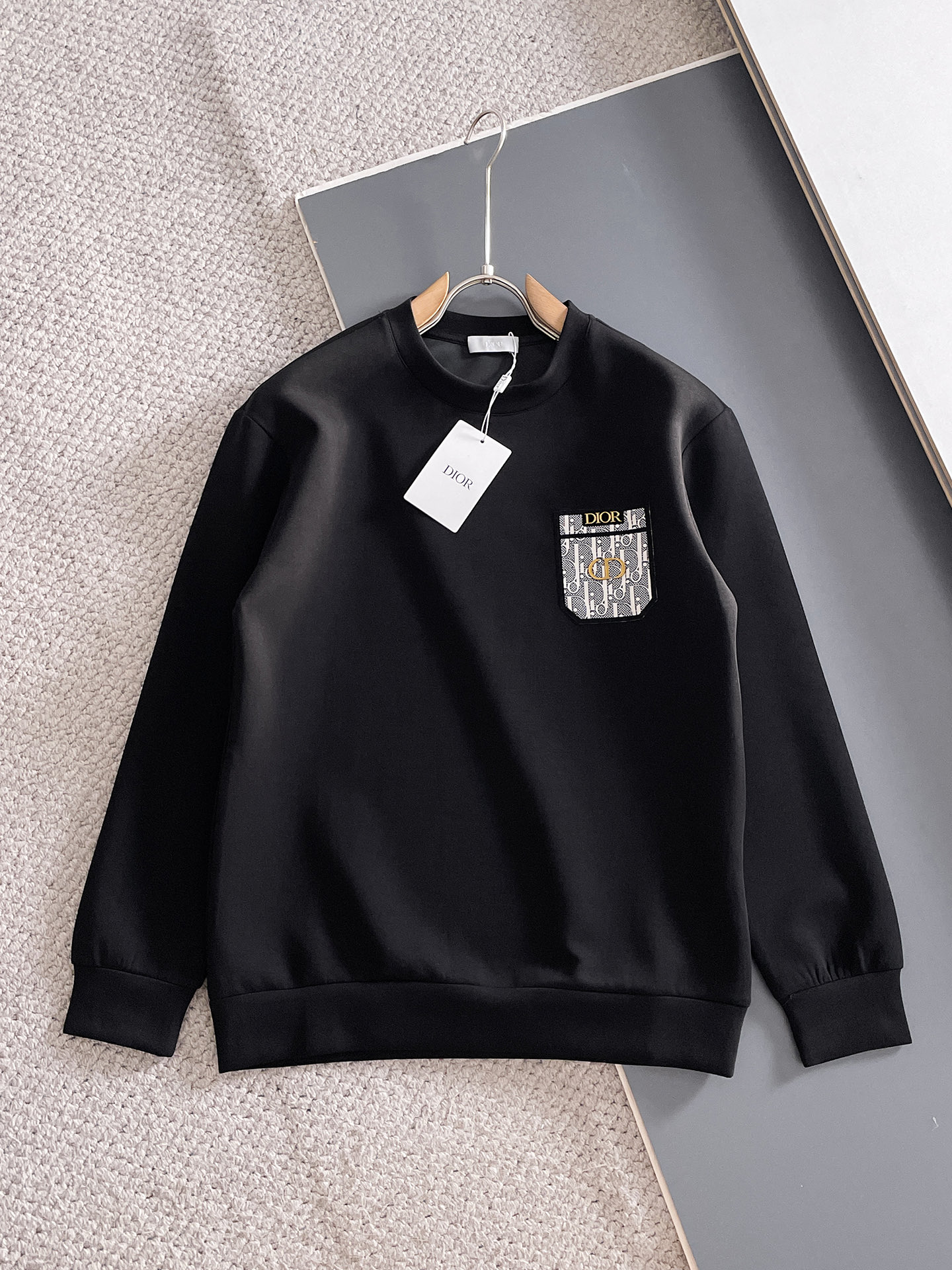 NO:682039,Dior autumn and winter men's letter logo pullover space cotton sweatshirt. Classic OS version, simple yet stylish. Daily sports and leisure business without pressure...Customer-supplied space knitted cotton, made through micro-knitting three-dimensional process, the inner lining is as neat as scales, super texture, breathable and comfortable, the details and soft touch are invincible, the first choice for single wear and inner wear! Color white/black Size XS/S/M/L, dior, hoodie, sweatshirts,19860909迪奥 秋冬男士字母标识套头太空棉卫衣 经典OS版型,简约而不失格调.日常运动休闲商务毫无压力... 客供太空针织棉,经由微型针织立体工艺过程制作,内里鳞甲般工整,质感超强,透气舒适,细节感和触感柔更是无敌,单穿内搭首选! 颜色白色/黑色 尺码XS/S/M/L,,dior,hoodie,sweatshirts,,Men's clothing