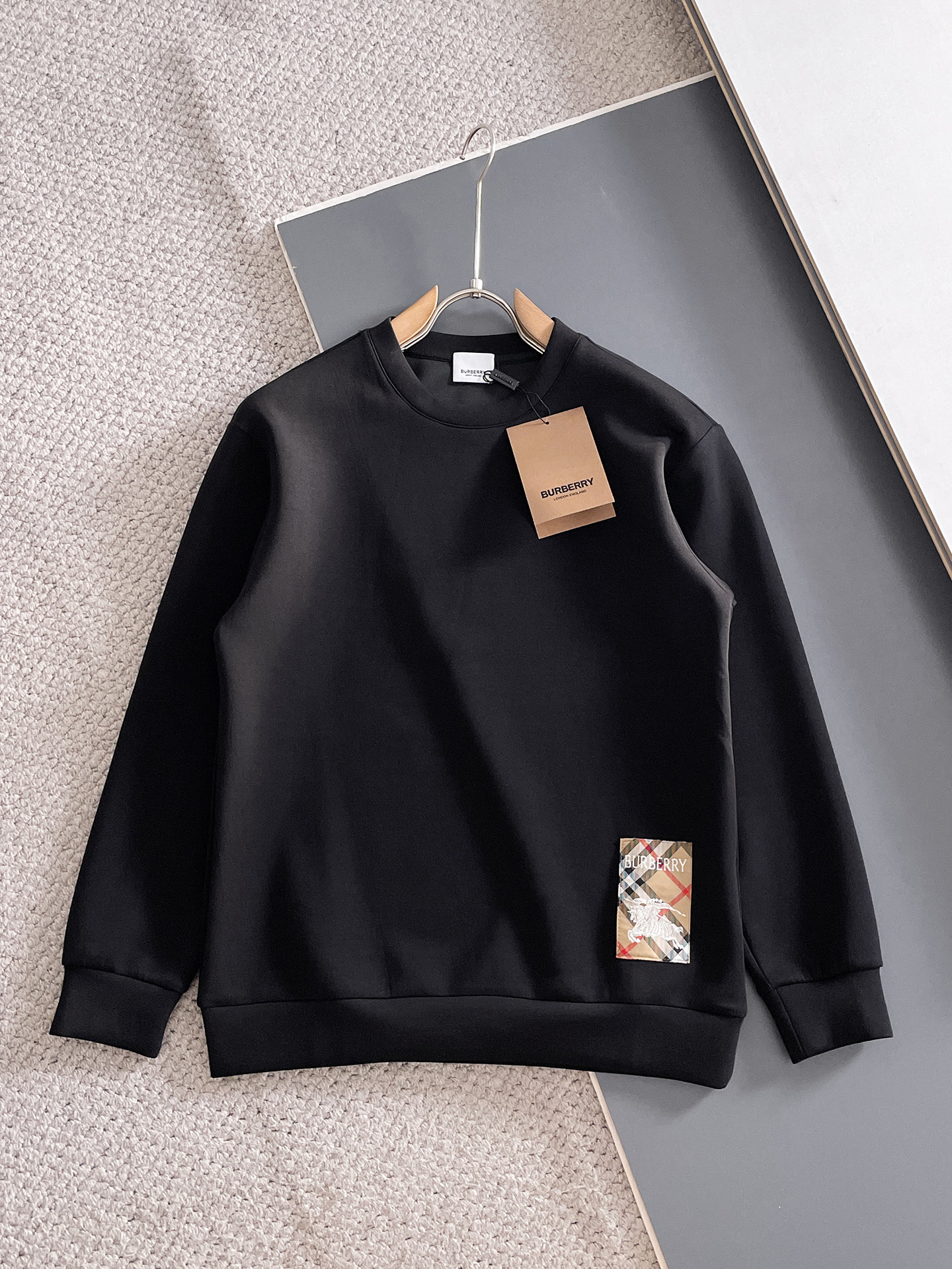 NO:682072,Burberry Autumn and Winter Men's Letter Logo Pullover Space Cotton Sweatshirt Classic OS version, simple yet stylish. Daily sports and leisure business without pressure...Customer-supplied space knitted cotton, made through micro-knitting three-dimensional process, the inside is as neat as scales, super texture, breathable and comfortable, the details and soft touch are invincible, the first choice for single wear and inner wear! Color White/Black Size XS/S/M/L,, burberry, hoodie, sweatshirts,19860909巴宝莉 秋冬男士字母标识套头太空棉卫衣 经典OS版型,简约而不失格调.日常运动休闲商务毫无压力... 客供太空针织棉,经由微型针织立体工艺过程制作,内里鳞甲般工整,质感超强,透气舒适,细节感和触感柔更是无敌,单穿内搭首选! 颜色白色/黑色 尺码XS/S/M/L,,burberry,hoodie,sweatshirts,,Men's clothing