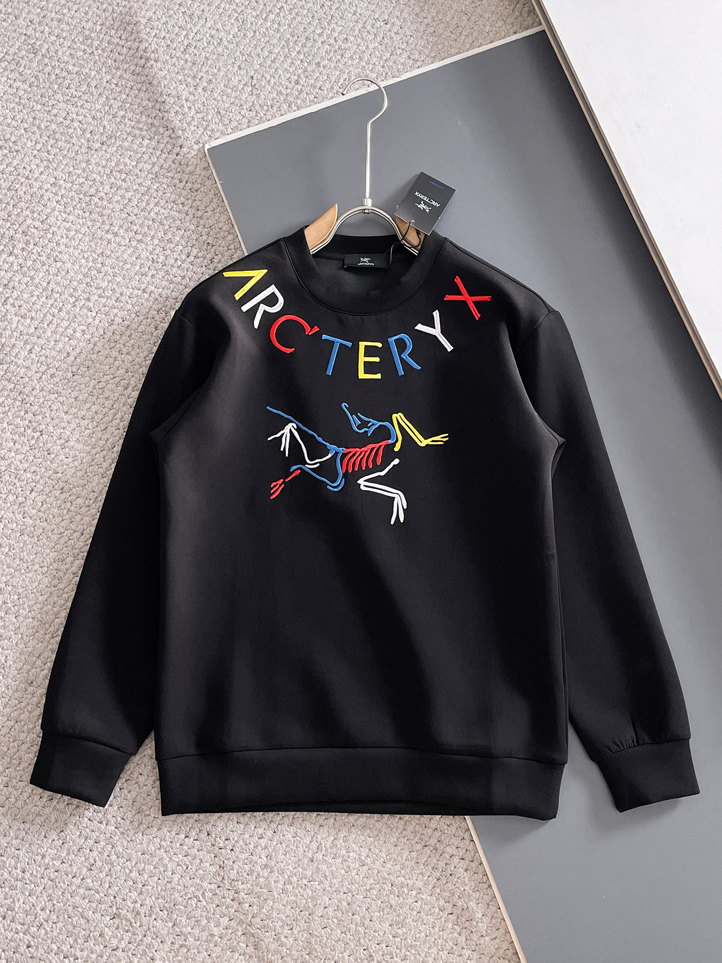 NO:682023,Arc'teryx Autumn and Winter Men's Letter Logo Pullover Space Cotton Sweatshirt Classic OS version, simple yet stylish. Daily sports and leisure business without pressure...Custom-supplied space knitted cotton, made through micro-knitting three-dimensional process, the inner lining is as neat as scales, super texture, breathable and comfortable, the details and soft touch are invincible, the first choice for single wear and inner wear! Color White/Black  Size XS/S/M/L,arc'teryx,hoodie,sweatshirts,19860909始祖鸟 秋冬男士字母标识套头太空棉卫衣 经典OS版型,简约而不失格调.日常运动休闲商务毫无压力... 客供太空针织棉,经由微型针织立体工艺过程制作,内里鳞甲般工整,质感超强,透气舒适,细节感和触感柔更是无敌,单穿内搭首选! 颜色白色/黑色 尺码XS/S/M/L,arc'teryx,hoodie,sweatshirts,,Men's clothing