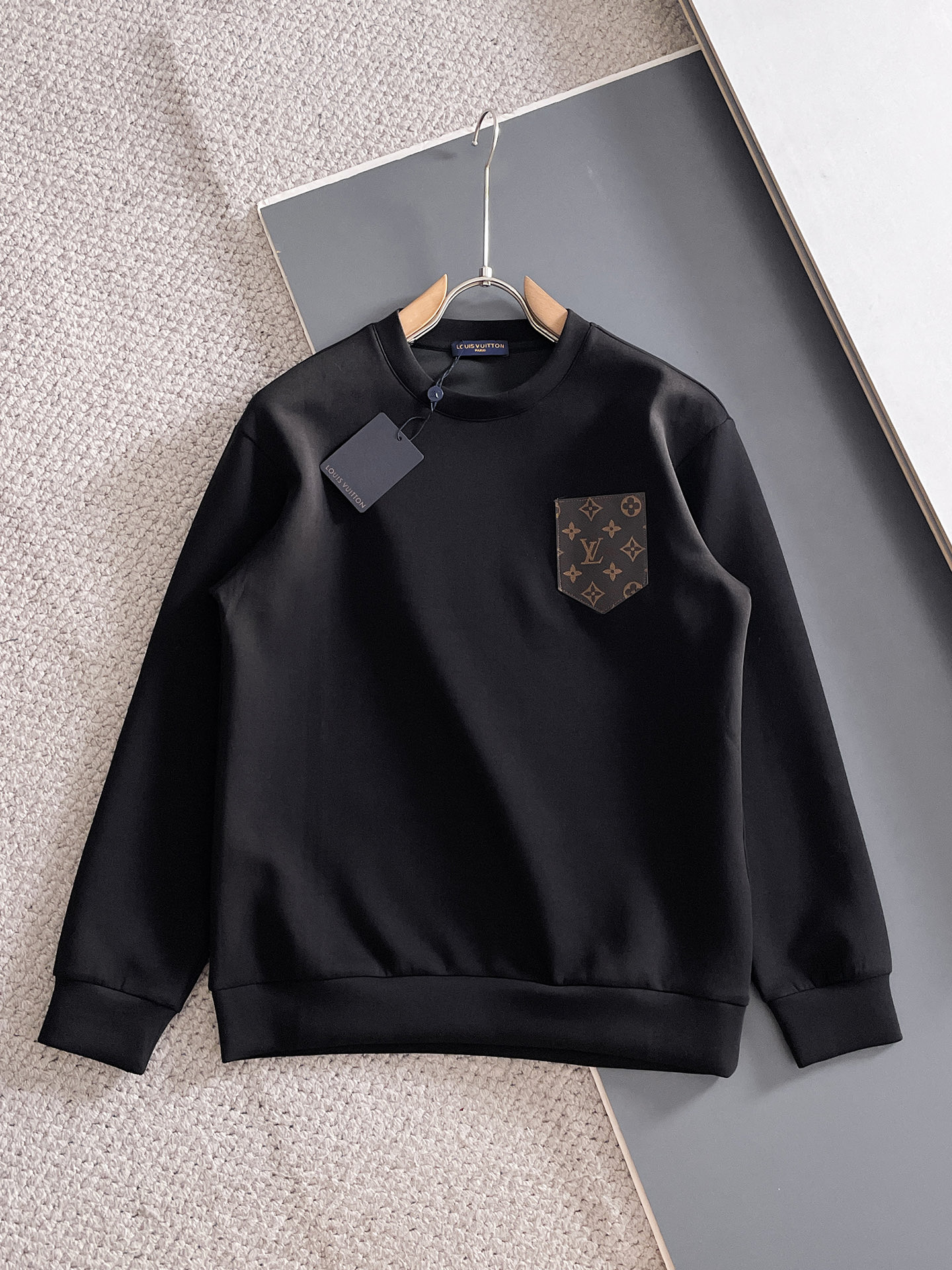 NO:682062,LV autumn and winter men's letter logo pullover space cotton sweatshirt. Classic OS version, simple yet stylish. Daily sports and leisure business without pressure...Customer-supplied space knitted cotton, made through micro-knitting three-dimensional process, the inner lining is as neat as scales, super texture, breathable and comfortable, the details and soft touch are invincible, the first choice for single wear and inner wear! Color white/black, size XS/S/M/L, Louis  vuitton,hoodie,sweatshirts,19860909LV 秋冬男士字母标识套头太空棉卫衣 经典OS版型,简约而不失格调.日常运动休闲商务毫无压力... 客供太空针织棉,经由微型针织立体工艺过程制作,内里鳞甲般工整,质感超强,透气舒适,细节感和触感柔更是无敌,单穿内搭首选! 颜色白色/黑色 尺码XS/S/M/L,,louis vuitton,hoodie,sweatshirts,,Men's clothing