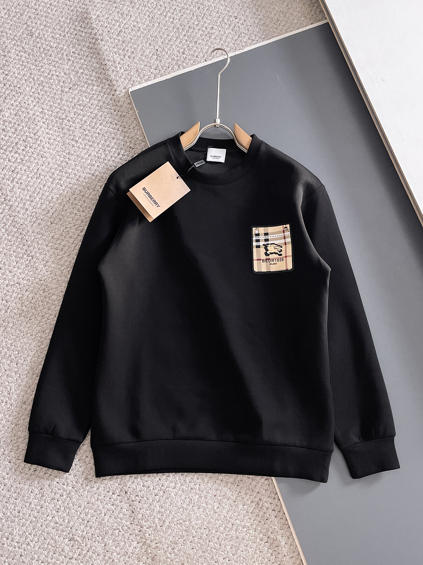 NO:682051,Burberry Autumn and Winter Men's Letter Logo Pullover Space Cotton Sweatshirt Classic OS version, simple yet stylish. Daily sports and leisure business without pressure...Customer-supplied space knitted cotton, made through micro-knitting three-dimensional process, the inside is as neat as scales, super texture, breathable and comfortable, the details and soft touch are invincible, the first choice for single wear and inner wear! Color White/Black Size XS/S/M/L,, burberry, hoodie, sweatshirts,19860909巴宝莉 秋冬男士字母标识套头太空棉卫衣 经典OS版型,简约而不失格调.日常运动休闲商务毫无压力... 客供太空针织棉,经由微型针织立体工艺过程制作,内里鳞甲般工整,质感超强,透气舒适,细节感和触感柔更是无敌,单穿内搭首选! 颜色白色/黑色 尺码XS/S/M/L,,burberry,hoodie,sweatshirts,,Men's clothing