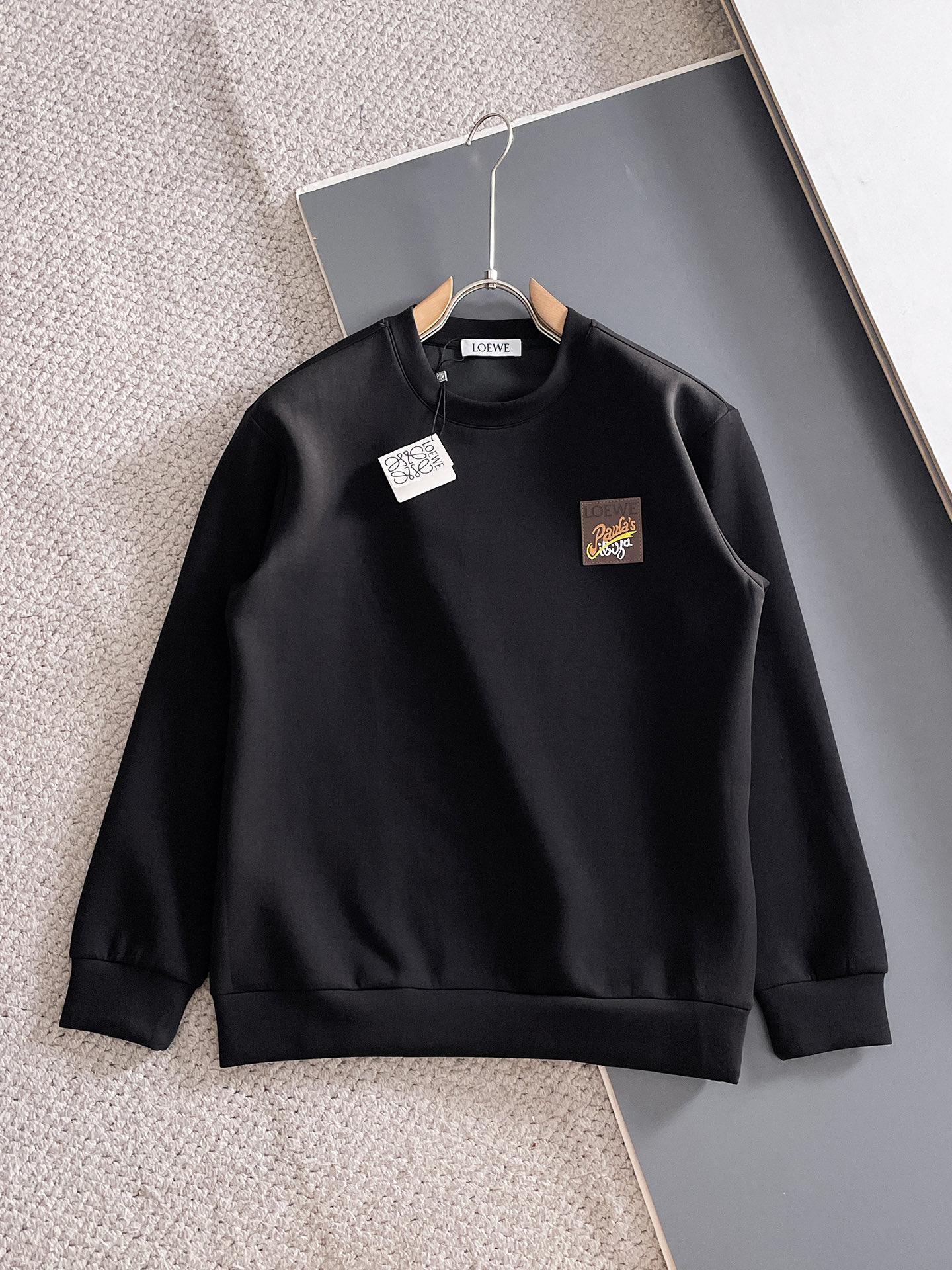 NO:682045,Loewe Autumn and Winter Men's Letter Logo Pullover Space Cotton Sweatshirt Classic OS version, simple yet stylish. No pressure for daily sports and leisure business...Customer-supplied space knitted cotton, made through a micro-knitting three-dimensional process, the inner lining is as neat as scales, super texture, breathable and comfortable, the details and soft touch are invincible, the first choice for single wear and inner wear! Color White/Black  Size XS/S/M/L,,loewe,hoodie,sweatshirts,19860909罗意威 秋冬男士字母标识套头太空棉卫衣 经典OS版型,简约而不失格调.日常运动休闲商务毫无压力... 客供太空针织棉,经由微型针织立体工艺过程制作,内里鳞甲般工整,质感超强,透气舒适,细节感和触感柔更是无敌,单穿内搭首选! 颜色白色/黑色 尺码XS/S/M/L,,loewe,hoodie,sweatshirts,,Men's clothing