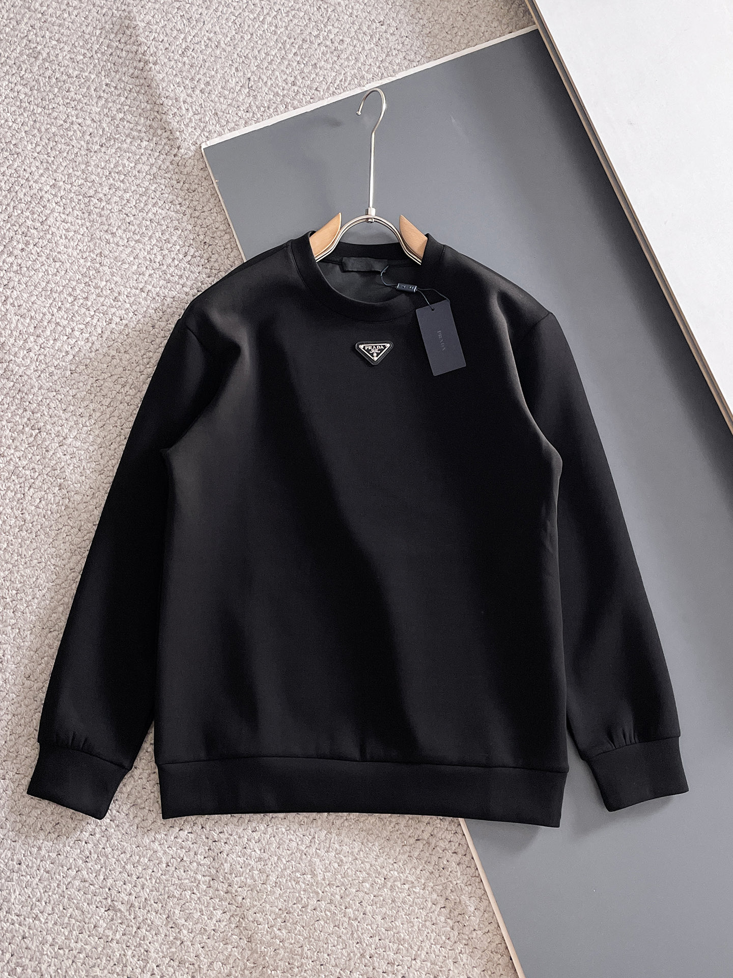 NO:682036,Prada autumn and winter men's letter logo pullover space cotton sweatshirt, classic OS version, simple yet stylish. Daily sports and leisure business without pressure...Custom-supplied space knitted cotton, made through micro-knitting three-dimensional process, the inside is as neat as scales, super texture, breathable and comfortable, the details and soft touch are invincible, the first choice for single wear and inner wear! Color white/black Size XS/S/M/L,, prada, hoodie, sweatshirts,19860909普拉达 秋冬男士字母标识套头太空棉卫衣 经典OS版型,简约而不失格调.日常运动休闲商务毫无压力... 客供太空针织棉,经由微型针织立体工艺过程制作,内里鳞甲般工整,质感超强,透气舒适,细节感和触感柔更是无敌,单穿内搭首选! 颜色白色/黑色 尺码XS/S/M/L,,prada,hoodie,sweatshirts,,Men's clothing