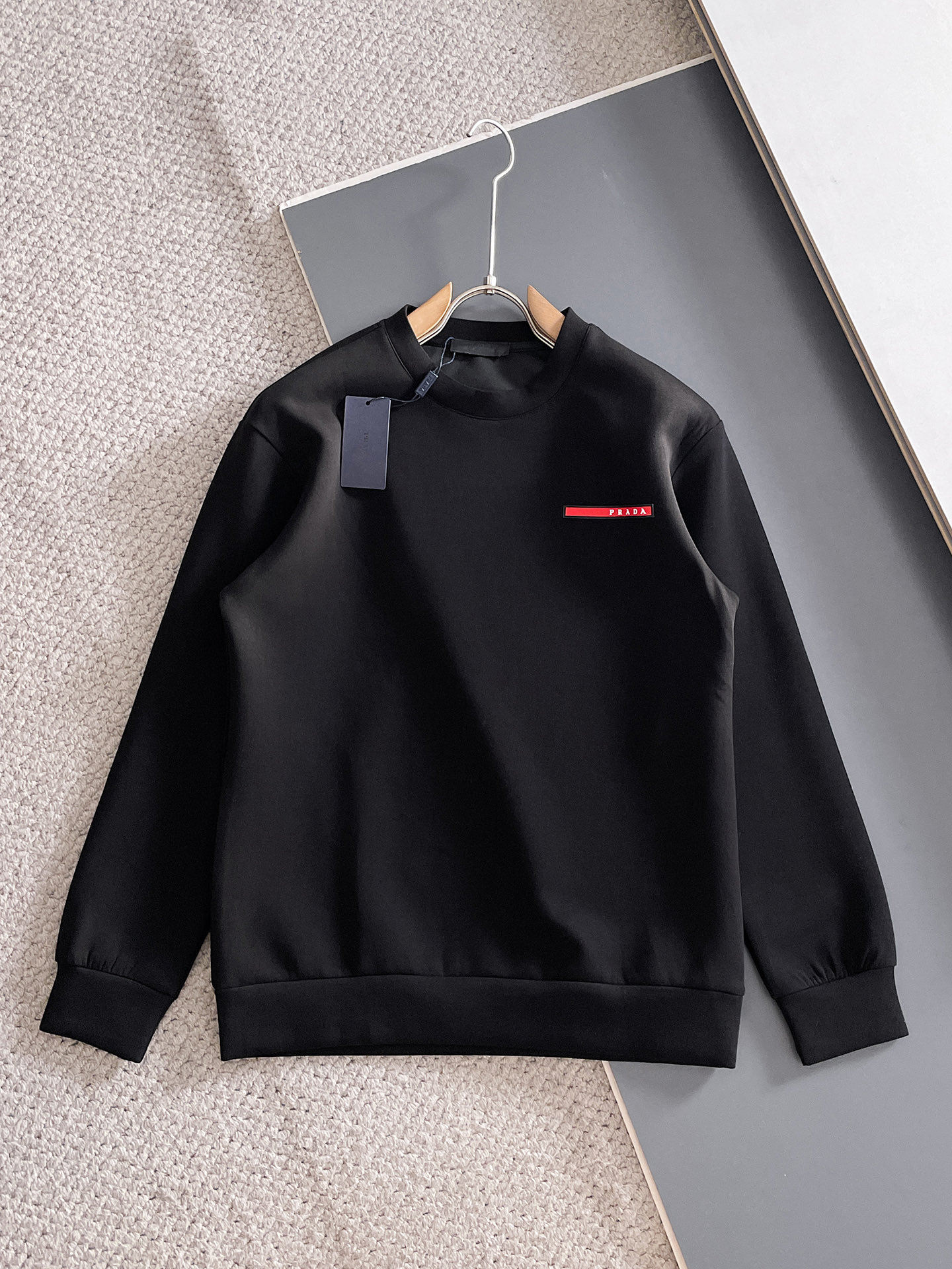 NO:682020,Prada autumn and winter men's letter logo pullover space cotton sweatshirt, classic OS version, simple yet stylish. Daily sports and leisure business without pressure...Custom-supplied space knitted cotton, made through micro-knitting three-dimensional process, the inside is as neat as scales, super texture, breathable and comfortable, the details and soft touch are invincible, the first choice for single wear and inner wear! Color white/black Size XS/S/M/L,, prada, hoodie, sweatshirts,19860909普拉达 秋冬男士字母标识套头太空棉卫衣 经典OS版型,简约而不失格调.日常运动休闲商务毫无压力... 客供太空针织棉,经由微型针织立体工艺过程制作,内里鳞甲般工整,质感超强,透气舒适,细节感和触感柔更是无敌,单穿内搭首选! 颜色白色/黑色 尺码XS/S/M/L,,prada,hoodie,sweatshirts,,Men's clothing