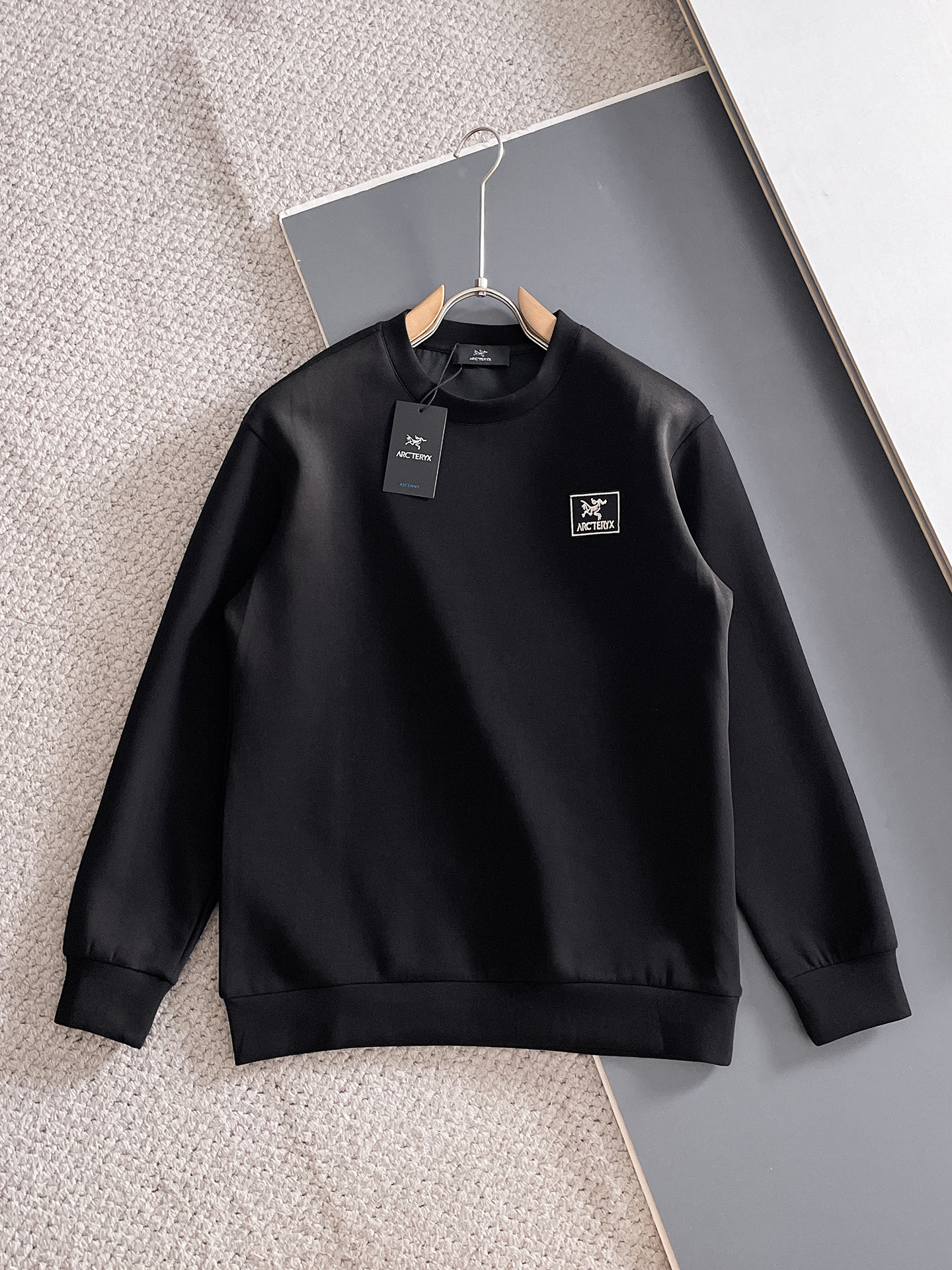 NO:682001,Arc'teryx Autumn and Winter Men's Letter Logo Pullover Space Cotton Sweatshirt Classic OS version, simple yet stylish. Daily sports and leisure business without pressure...Custom-supplied space knitted cotton, made through micro-knitting three-dimensional process, the inner lining is as neat as scales, super texture, breathable and comfortable, the details and soft touch are invincible, the first choice for single wear and inner wear! Color White/Black  Size XS/S/M/L,arc'teryx,hoodie,sweatshirts,19860909始祖鸟 秋冬男士字母标识套头太空棉卫衣 经典OS版型,简约而不失格调.日常运动休闲商务毫无压力... 客供太空针织棉,经由微型针织立体工艺过程制作,内里鳞甲般工整,质感超强,透气舒适,细节感和触感柔更是无敌,单穿内搭首选! 颜色白色/黑色 尺码XS/S/M/L,arc'teryx,hoodie,sweatshirts,,Men's clothing