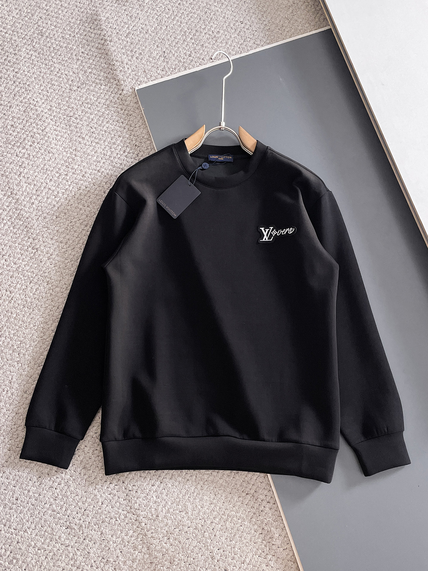 NO:681992,LV autumn and winter men's letter logo pullover space cotton sweatshirt. Classic OS version, simple yet stylish. Daily sports and leisure business without pressure...Customer-supplied space knitted cotton, made through micro-knitting three-dimensional process, the inner lining is as neat as scales, super texture, breathable and comfortable, the details and soft touch are invincible, the first choice for single wear and inner wear! Color white/black, size XS/S/M/L, Louis  vuitton,hoodie,sweatshirts,19860909LV 秋冬男士字母标识套头太空棉卫衣 经典OS版型,简约而不失格调.日常运动休闲商务毫无压力... 客供太空针织棉,经由微型针织立体工艺过程制作,内里鳞甲般工整,质感超强,透气舒适,细节感和触感柔更是无敌,单穿内搭首选! 颜色白色/黑色 尺码XS/S/M/L,,louis vuitton,hoodie,sweatshirts,,Men's clothing