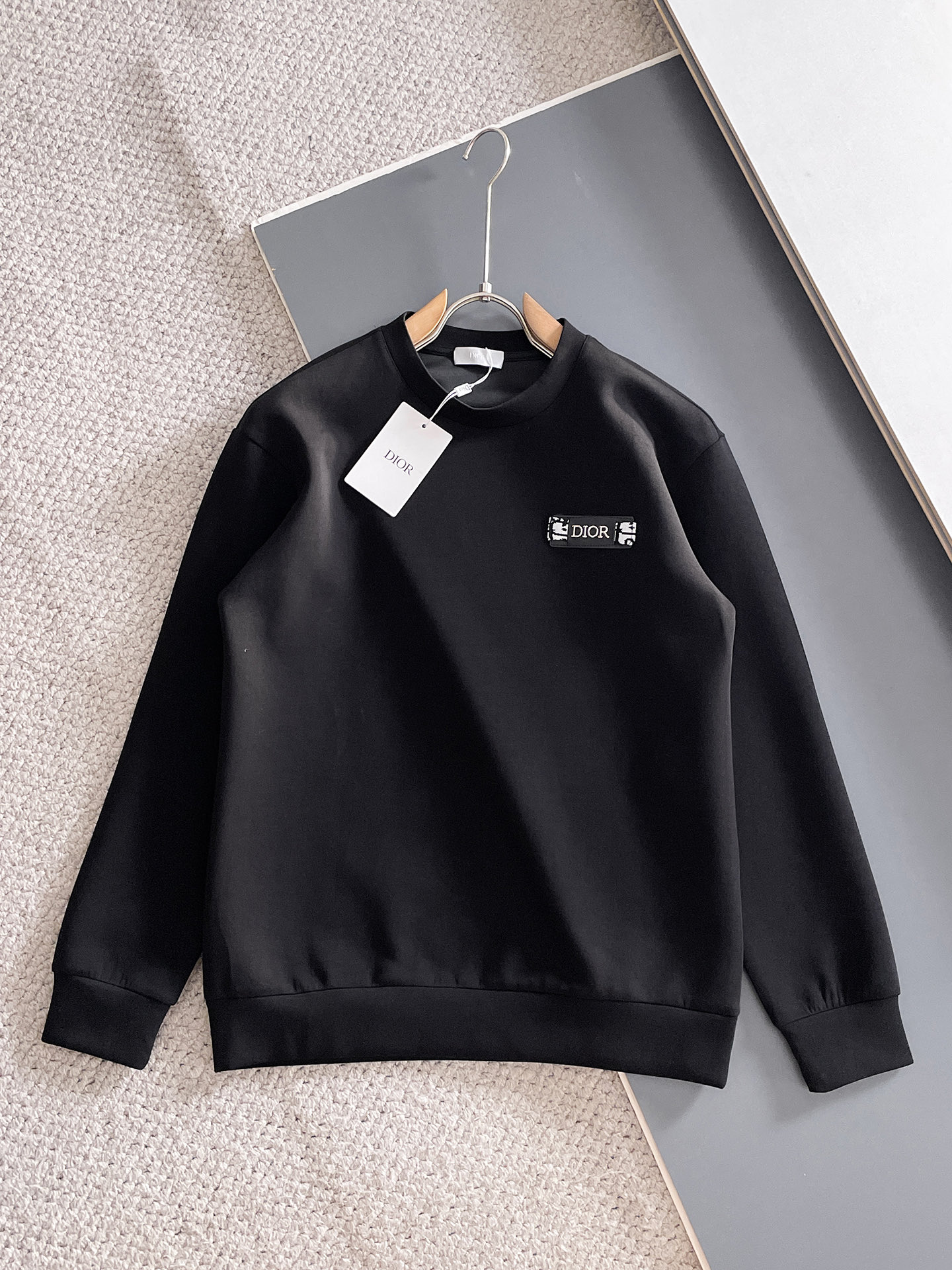 NO:682014,Dior autumn and winter men's letter logo pullover space cotton sweatshirt. Classic OS version, simple yet stylish. Daily sports and leisure business without pressure...Customer-supplied space knitted cotton, made through micro-knitting three-dimensional process, the inner lining is as neat as scales, super texture, breathable and comfortable, the details and soft touch are invincible, the first choice for single wear and inner wear! Color white/black Size XS/S/M/L, dior, hoodie, sweatshirts,19860909迪奥 秋冬男士字母标识套头太空棉卫衣 经典OS版型,简约而不失格调.日常运动休闲商务毫无压力... 客供太空针织棉,经由微型针织立体工艺过程制作,内里鳞甲般工整,质感超强,透气舒适,细节感和触感柔更是无敌,单穿内搭首选! 颜色白色/黑色 尺码XS/S/M/L,,dior,hoodie,sweatshirts,,Men's clothing