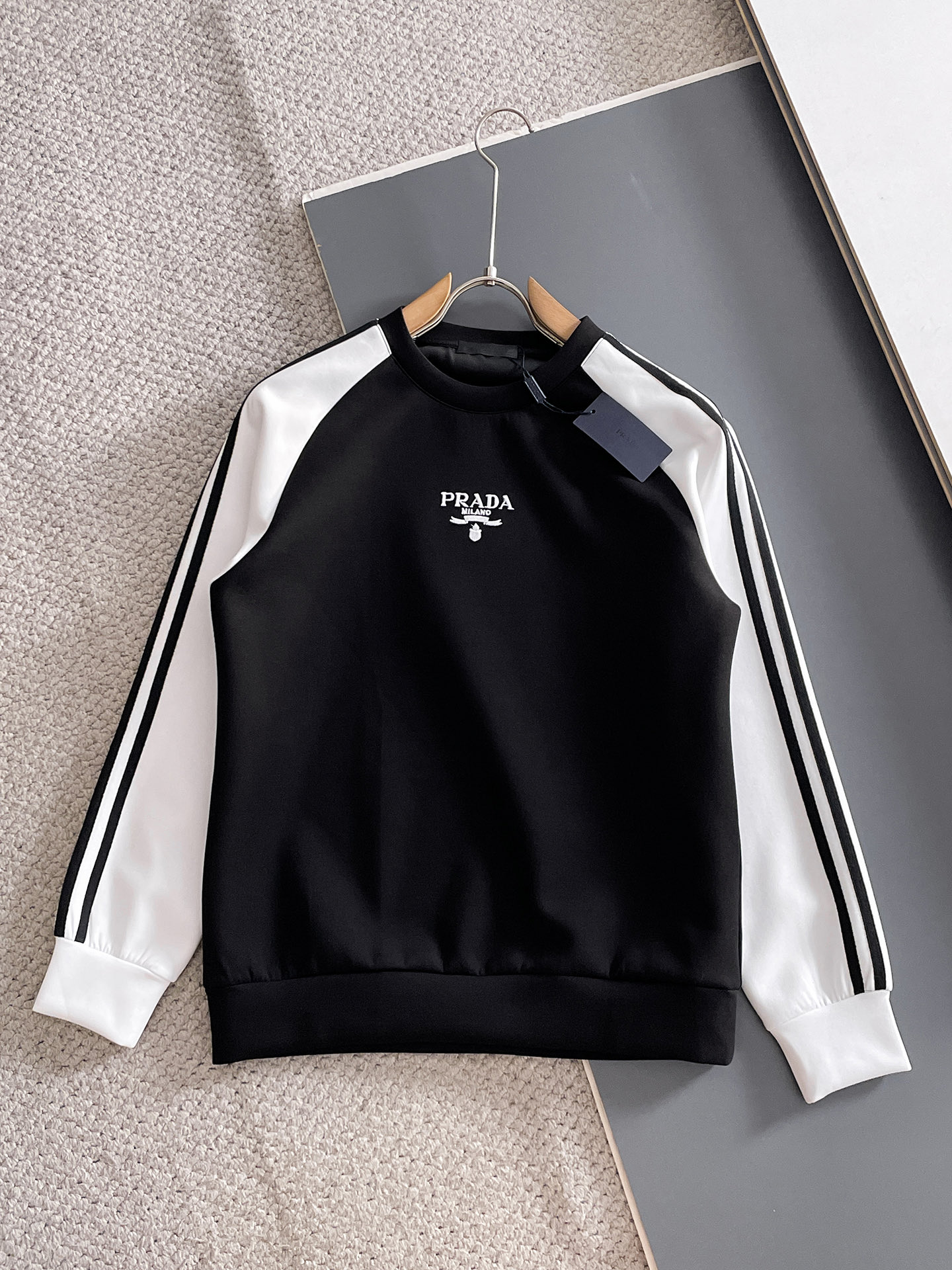 NO:682005,Prada autumn and winter men's letter logo pullover space cotton sweatshirt, classic OS version, simple yet stylish. Daily sports and leisure business without pressure...Custom-supplied space knitted cotton, made through micro-knitting three-dimensional process, the inside is as neat as scales, super texture, breathable and comfortable, the details and soft touch are invincible, the first choice for single wear and inner wear! Color white/black Size XS/S/M/L,, prada, hoodie, sweatshirts,19860909普拉达 秋冬男士字母标识套头太空棉卫衣 经典OS版型,简约而不失格调.日常运动休闲商务毫无压力... 客供太空针织棉,经由微型针织立体工艺过程制作,内里鳞甲般工整,质感超强,透气舒适,细节感和触感柔更是无敌,单穿内搭首选! 颜色白色/黑色 尺码XS/S/M/L,,prada,hoodie,sweatshirts,,Men's clothing