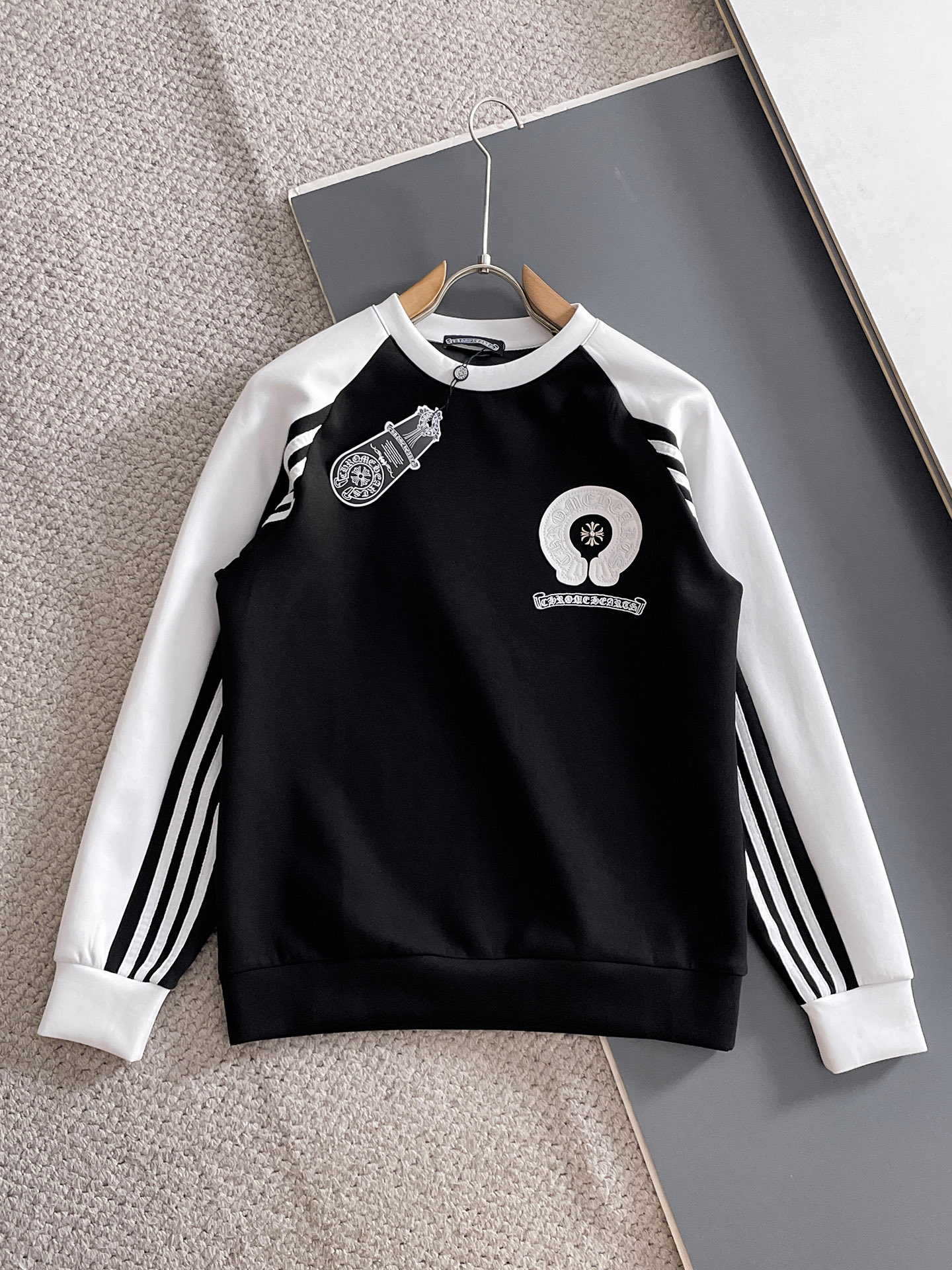 NO:682010,Chrome Hearts Autumn and Winter men's letter logo pullover space cotton sweatshirt. Classic OS version, simple yet stylish. Daily sports and leisure business without pressure...Custom-supplied space knitted cotton, made through micro-knitting three-dimensional process, the lining is as neat as scales, super texture, breathable and comfortable, the details and soft touch are invincible, the first choice for single wear and inner wear! Color White/Black Size XS/S/M/L,, chrome hearts, hoodie, sweatshirts,19860909克罗心 秋冬男士字母标识套头太空棉卫衣 经典OS版型,简约而不失格调.日常运动休闲商务毫无压力... 客供太空针织棉,经由微型针织立体工艺过程制作,内里鳞甲般工整,质感超强,透气舒适,细节感和触感柔更是无敌,单穿内搭首选! 颜色白色/黑色 尺码XS/S/M/L,,chrome hearts,hoodie,sweatshirts,,Men's clothing