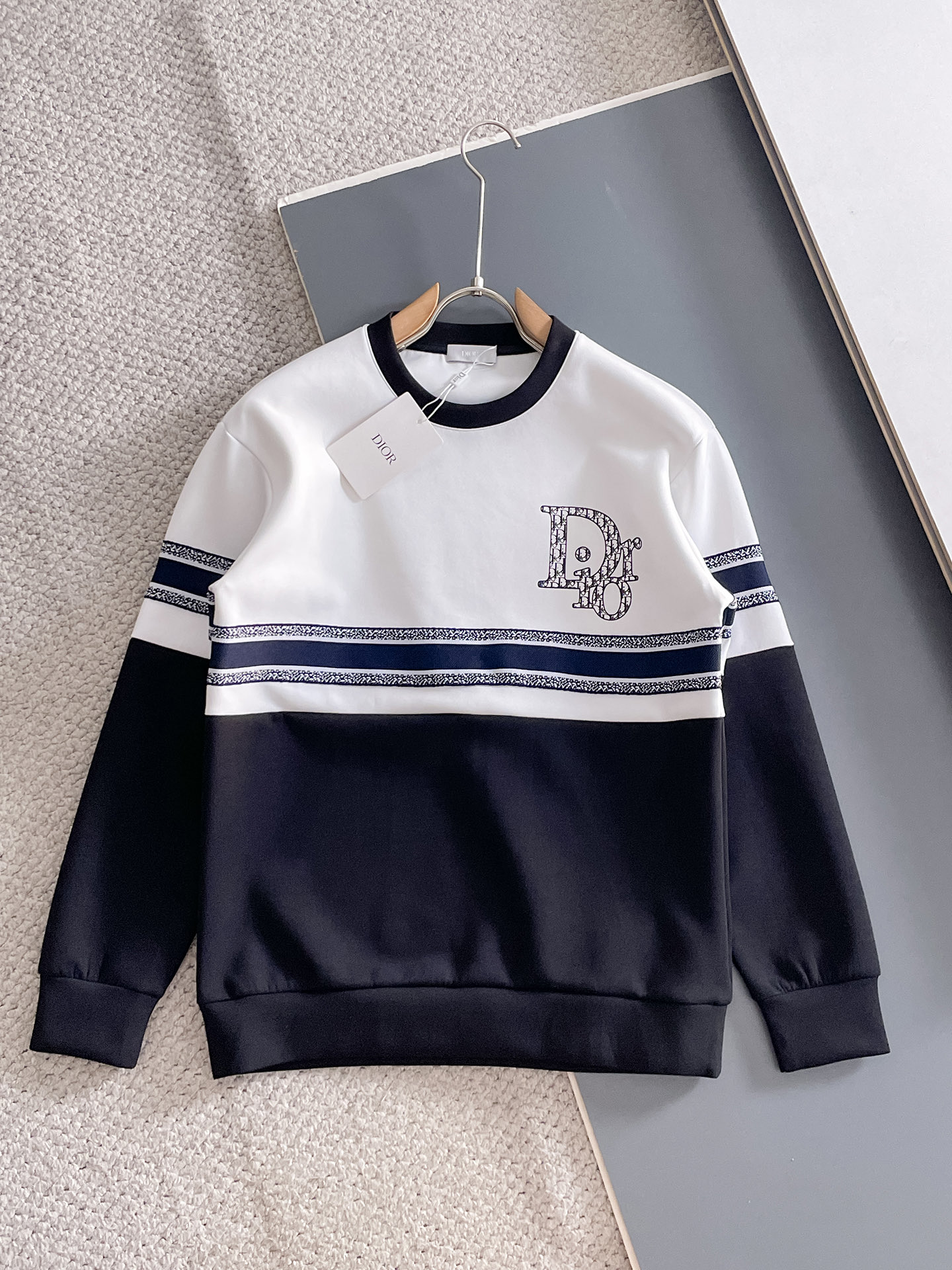 NO:682053,Dior autumn and winter men's letter logo pullover space cotton sweatshirt. Classic OS version, simple yet stylish. Daily sports and leisure business without pressure...Customer-supplied space knitted cotton, made through micro-knitting three-dimensional process, the inner lining is as neat as scales, super texture, breathable and comfortable, the details and soft touch are invincible, the first choice for single wear and inner wear! Color white/black Size XS/S/M/L, dior, hoodie, sweatshirts,19860909迪奥 秋冬男士字母标识套头太空棉卫衣 经典OS版型,简约而不失格调.日常运动休闲商务毫无压力... 客供太空针织棉,经由微型针织立体工艺过程制作,内里鳞甲般工整,质感超强,透气舒适,细节感和触感柔更是无敌,单穿内搭首选! 颜色白色/黑色 尺码XS/S/M/L,,dior,hoodie,sweatshirts,,Men's clothing