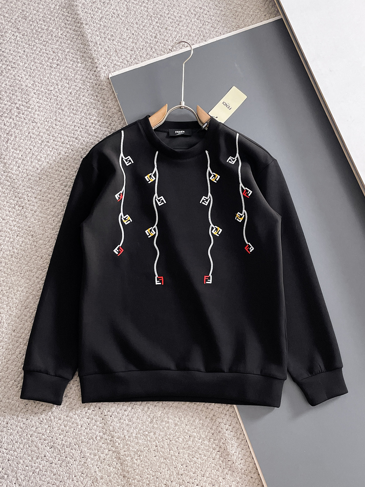 NO:681986,Fendi autumn and winter men's letter logo pullover space cotton sweatshirt. Classic OS version, simple yet stylish. Daily sports and leisure business without pressure...Customer-supplied space knitted cotton, made through a micro-knitting three-dimensional process, the lining is as neat as scales, super texture, breathable and comfortable, the details and soft touch are invincible, the first choice for single wear and inner wear! Color white/black Size XS/S/M/L, fendi, hoodie, sweatshirts,19860909芬迪 秋冬男士字母标识套头太空棉卫衣 经典OS版型,简约而不失格调.日常运动休闲商务毫无压力... 客供太空针织棉,经由微型针织立体工艺过程制作,内里鳞甲般工整,质感超强,透气舒适,细节感和触感柔更是无敌,单穿内搭首选! 颜色白色/黑色 尺码XS/S/M/L,,fendi,hoodie,sweatshirts,,Men's clothing