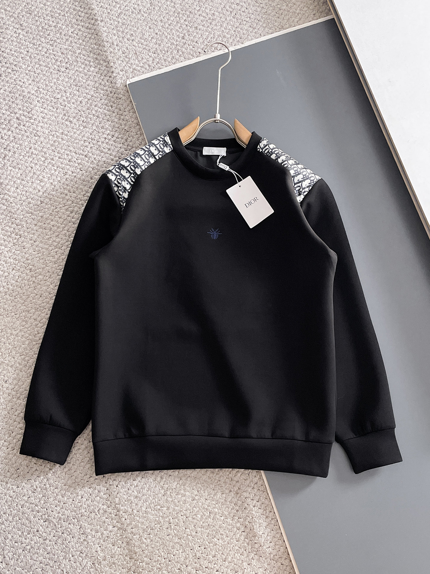 NO:681998,Dior autumn and winter men's letter logo pullover space cotton sweatshirt. Classic OS version, simple yet stylish. Daily sports and leisure business without pressure...Customer-supplied space knitted cotton, made through micro-knitting three-dimensional process, the inner lining is as neat as scales, super texture, breathable and comfortable, the details and soft touch are invincible, the first choice for single wear and inner wear! Color white/black Size XS/S/M/L, dior, hoodie, sweatshirts,19860909迪奥 秋冬男士字母标识套头太空棉卫衣 经典OS版型,简约而不失格调.日常运动休闲商务毫无压力... 客供太空针织棉,经由微型针织立体工艺过程制作,内里鳞甲般工整,质感超强,透气舒适,细节感和触感柔更是无敌,单穿内搭首选! 颜色白色/黑色 尺码XS/S/M/L,,dior,hoodie,sweatshirts,,Men's clothing