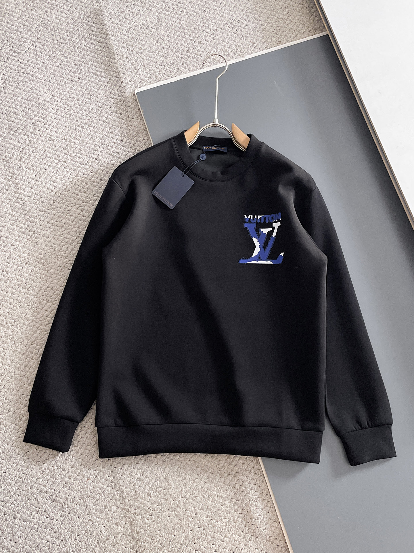 NO:682015,LV autumn and winter men's letter logo pullover space cotton sweatshirt. Classic OS version, simple yet stylish. Daily sports and leisure business without pressure...Customer-supplied space knitted cotton, made through micro-knitting three-dimensional process, the inner lining is as neat as scales, super texture, breathable and comfortable, the details and soft touch are invincible, the first choice for single wear and inner wear! Color white/black, size XS/S/M/L, Louis  vuitton,hoodie,sweatshirts,19860909LV 秋冬男士字母标识套头太空棉卫衣 经典OS版型,简约而不失格调.日常运动休闲商务毫无压力... 客供太空针织棉,经由微型针织立体工艺过程制作,内里鳞甲般工整,质感超强,透气舒适,细节感和触感柔更是无敌,单穿内搭首选! 颜色白色/黑色 尺码XS/S/M/L,,louis vuitton,hoodie,sweatshirts,,Men's clothing