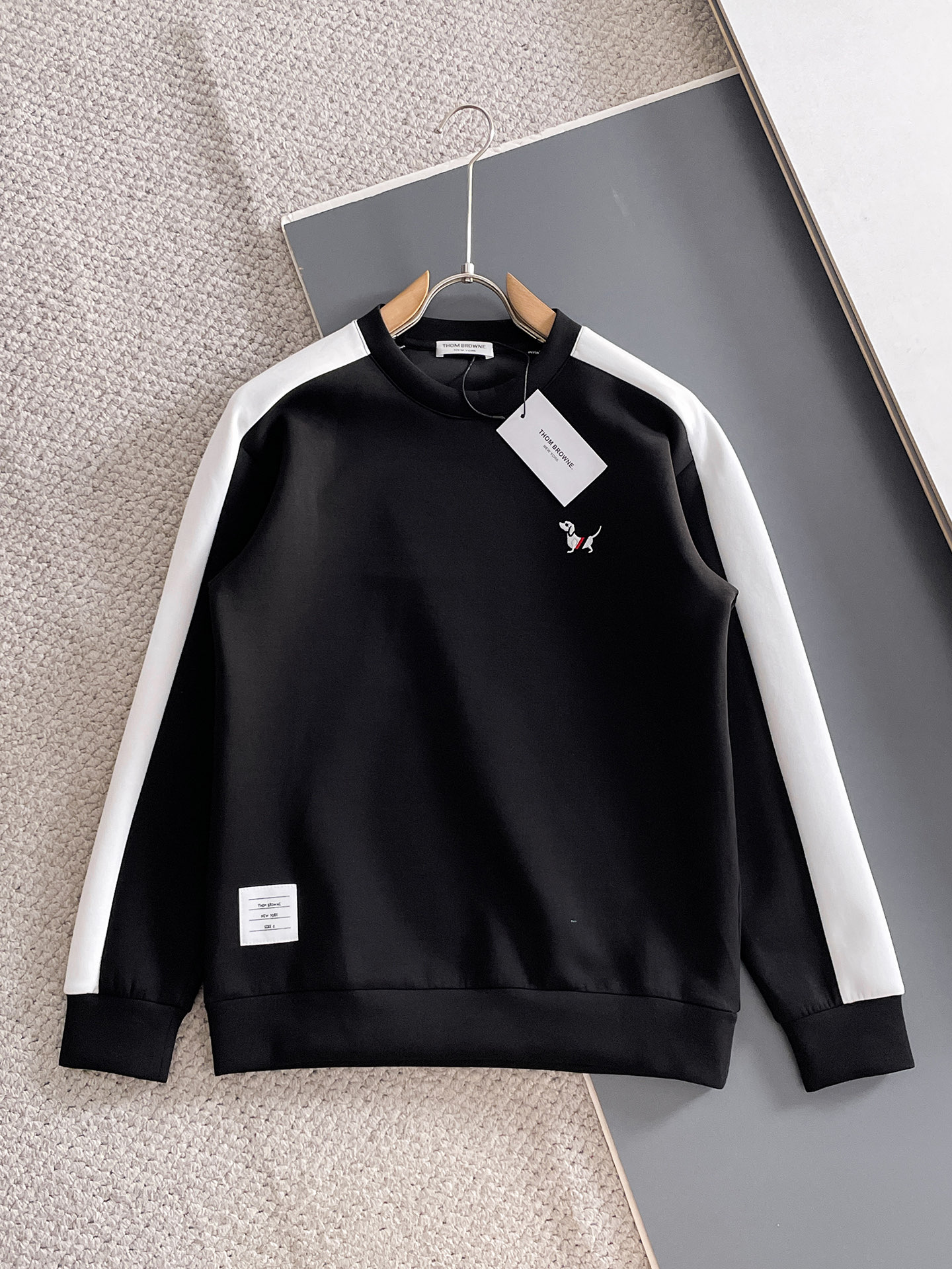 NO:682027,TB autumn and winter men's letter logo pullover space cotton sweatshirt. Classic OS version, simple yet stylish. Daily sports and leisure business without pressure...Customer-supplied space knitted cotton, made through micro-knitting three-dimensional process, the inside is as neat as scales, super texture, breathable and comfortable, the details and soft touch are invincible, the first choice for single wear and inner wear! Color white/black Size XS/S/M/L, hoodie, sweatshirts,19860909TB 秋冬男士字母标识套头太空棉卫衣 经典OS版型,简约而不失格调.日常运动休闲商务毫无压力... 客供太空针织棉,经由微型针织立体工艺过程制作,内里鳞甲般工整,质感超强,透气舒适,细节感和触感柔更是无敌,单穿内搭首选! 颜色白色/黑色 尺码XS/S/M/L,,hoodie,sweatshirts,,Men's clothing