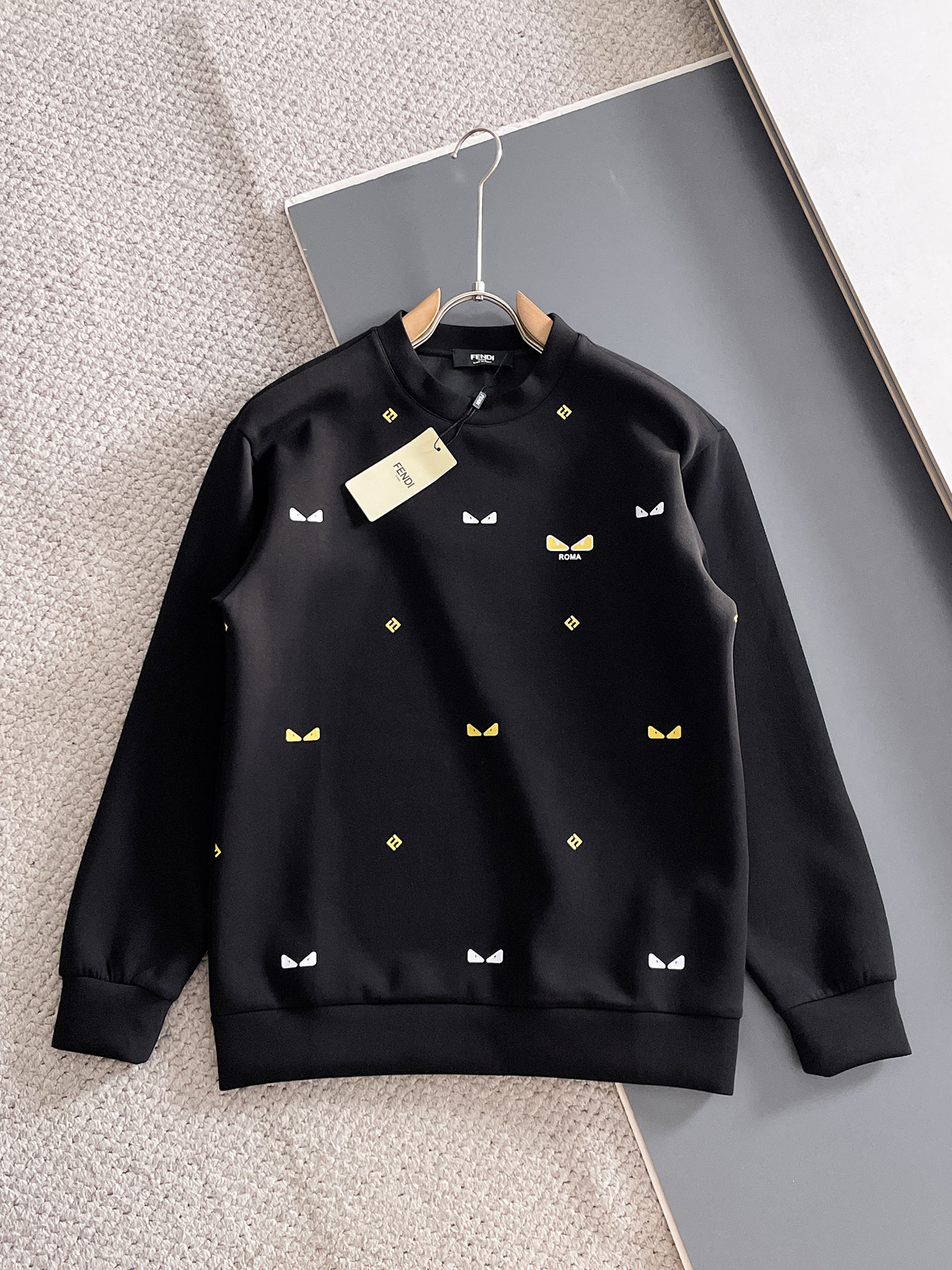 NO:682040,Fendi autumn and winter men's letter logo pullover space cotton sweatshirt. Classic OS version, simple yet stylish. Daily sports and leisure business without pressure...Customer-supplied space knitted cotton, made through a micro-knitting three-dimensional process, the lining is as neat as scales, super texture, breathable and comfortable, the details and soft touch are invincible, the first choice for single wear and inner wear! Color white/black Size XS/S/M/L, fendi, hoodie, sweatshirts,19860909芬迪 秋冬男士字母标识套头太空棉卫衣 经典OS版型,简约而不失格调.日常运动休闲商务毫无压力... 客供太空针织棉,经由微型针织立体工艺过程制作,内里鳞甲般工整,质感超强,透气舒适,细节感和触感柔更是无敌,单穿内搭首选! 颜色白色/黑色 尺码XS/S/M/L,,fendi,hoodie,sweatshirts,,Men's clothing