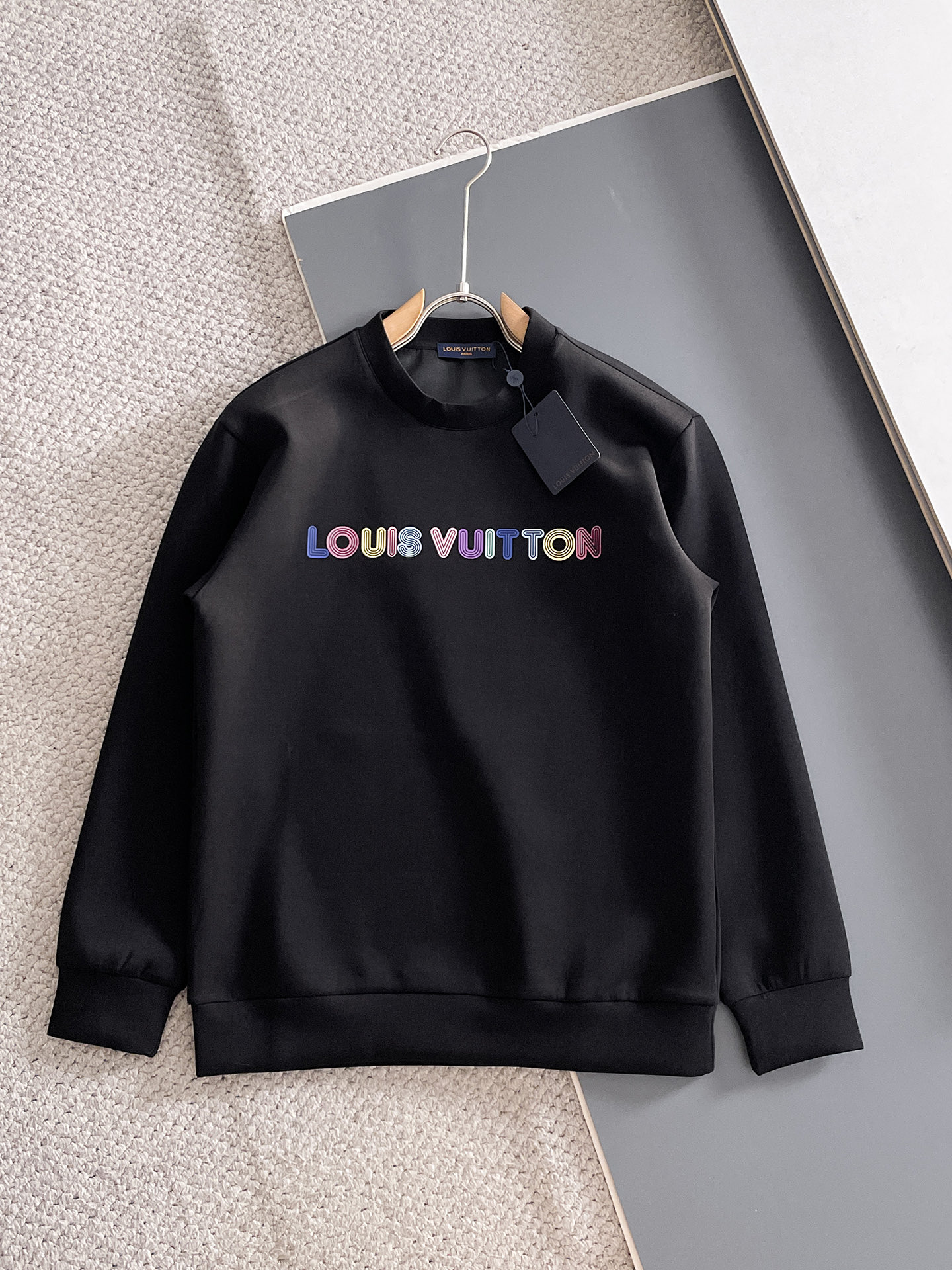 NO:682046,LV autumn and winter men's letter logo pullover space cotton sweatshirt. Classic OS version, simple yet stylish. Daily sports and leisure business without pressure...Customer-supplied space knitted cotton, made through micro-knitting three-dimensional process, the inner lining is as neat as scales, super texture, breathable and comfortable, the details and soft touch are invincible, the first choice for single wear and inner wear! Color white/black, size XS/S/M/L, Louis  vuitton,hoodie,sweatshirts,19860909LV 秋冬男士字母标识套头太空棉卫衣 经典OS版型,简约而不失格调.日常运动休闲商务毫无压力... 客供太空针织棉,经由微型针织立体工艺过程制作,内里鳞甲般工整,质感超强,透气舒适,细节感和触感柔更是无敌,单穿内搭首选! 颜色白色/黑色 尺码XS/S/M/L,,louis vuitton,hoodie,sweatshirts,,Men's clothing