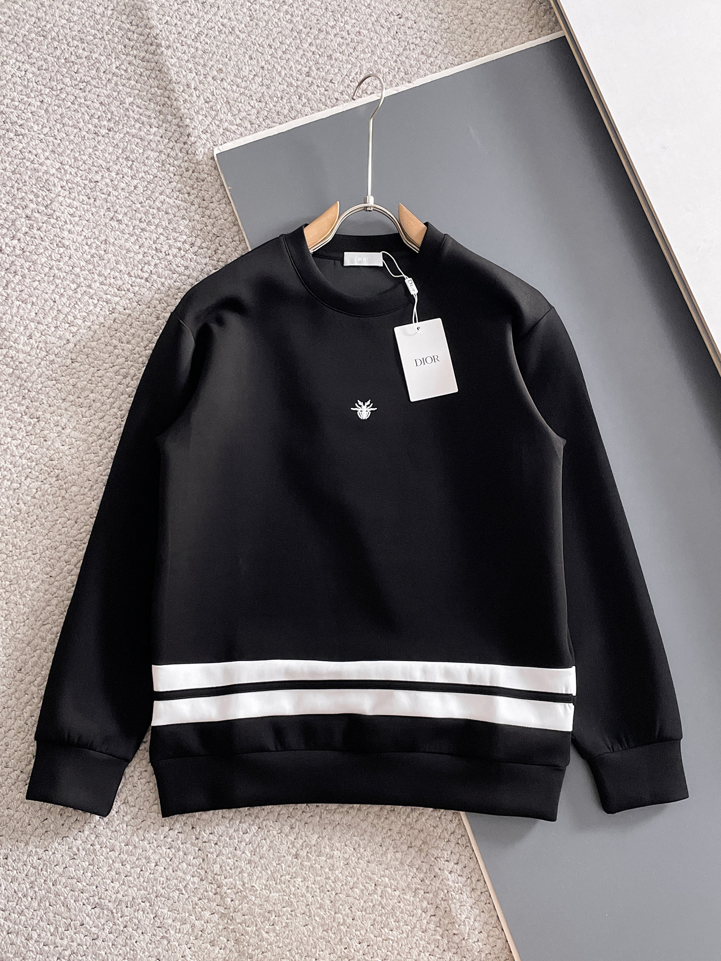 NO:682060,Dior autumn and winter men's letter logo pullover space cotton sweatshirt. Classic OS version, simple yet stylish. Daily sports and leisure business without pressure...Customer-supplied space knitted cotton, made through micro-knitting three-dimensional process, the inner lining is as neat as scales, super texture, breathable and comfortable, the details and soft touch are invincible, the first choice for single wear and inner wear! Color white/black Size XS/S/M/L, dior, hoodie, sweatshirts,19860909迪奥 秋冬男士字母标识套头太空棉卫衣 经典OS版型,简约而不失格调.日常运动休闲商务毫无压力... 客供太空针织棉,经由微型针织立体工艺过程制作,内里鳞甲般工整,质感超强,透气舒适,细节感和触感柔更是无敌,单穿内搭首选! 颜色白色/黑色 尺码XS/S/M/L,,dior,hoodie,sweatshirts,,Men's clothing