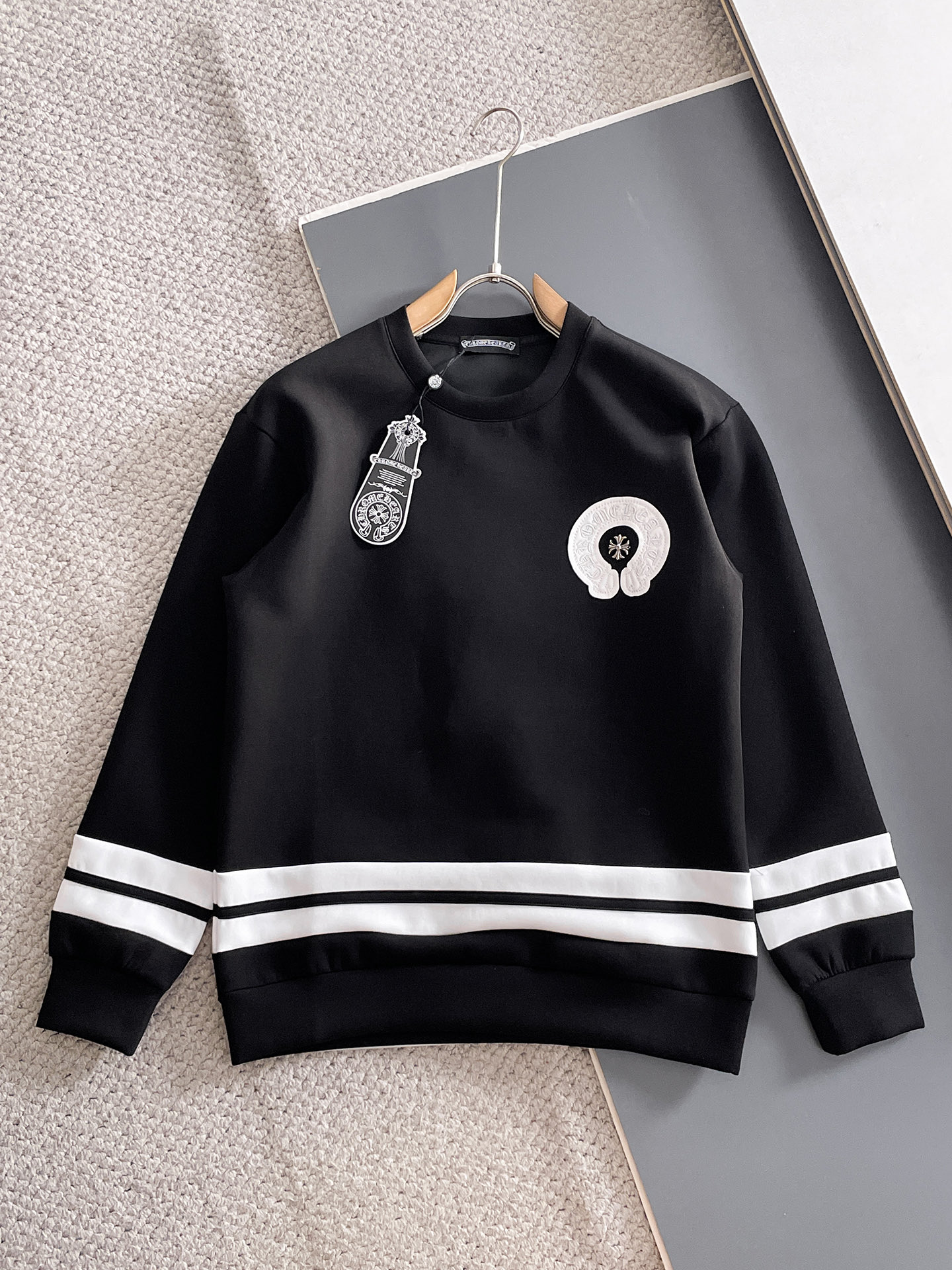 NO:682080,Chrome Hearts Autumn and Winter men's letter logo pullover space cotton sweatshirt. Classic OS version, simple yet stylish. Daily sports and leisure business without pressure...Custom-supplied space knitted cotton, made through micro-knitting three-dimensional process, the lining is as neat as scales, super texture, breathable and comfortable, the details and soft touch are invincible, the first choice for single wear and inner wear! Color White/Black Size XS/S/M/L,, chrome hearts, hoodie, sweatshirts,19860909克罗心 秋冬男士字母标识套头太空棉卫衣 经典OS版型,简约而不失格调.日常运动休闲商务毫无压力... 客供太空针织棉,经由微型针织立体工艺过程制作,内里鳞甲般工整,质感超强,透气舒适,细节感和触感柔更是无敌,单穿内搭首选! 颜色白色/黑色 尺码XS/S/M/L,,chrome hearts,hoodie,sweatshirts,,Men's clothing