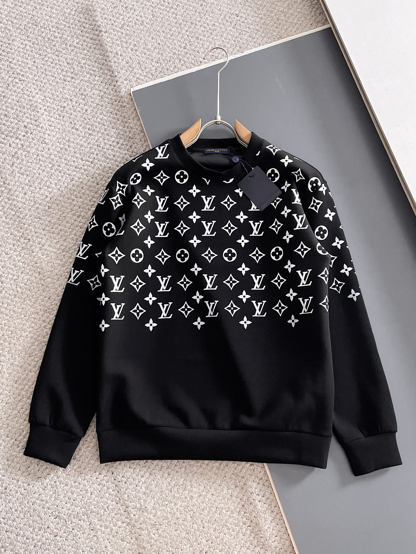NO:682043,LV autumn and winter men's letter logo pullover space cotton sweatshirt. Classic OS version, simple yet stylish. Daily sports and leisure business without pressure...Customer-supplied space knitted cotton, made through micro-knitting three-dimensional process, the inner lining is as neat as scales, super texture, breathable and comfortable, the details and soft touch are invincible, the first choice for single wear and inner wear! Color white/black, size XS/S/M/L, Louis  vuitton,hoodie,sweatshirts,19860909LV 秋冬男士字母标识套头太空棉卫衣 经典OS版型,简约而不失格调.日常运动休闲商务毫无压力... 客供太空针织棉,经由微型针织立体工艺过程制作,内里鳞甲般工整,质感超强,透气舒适,细节感和触感柔更是无敌,单穿内搭首选! 颜色白色/黑色 尺码XS/S/M/L,,louis vuitton,hoodie,sweatshirts,,Men's clothing
