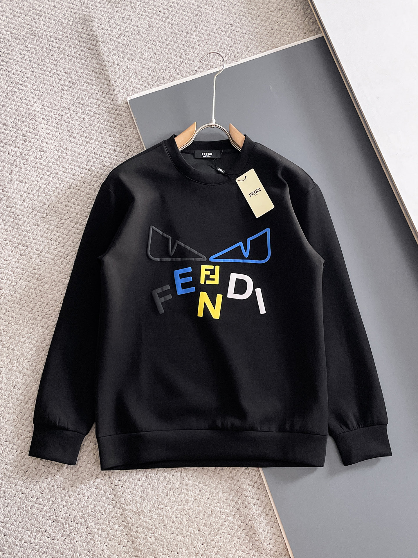 NO:682069,Fendi autumn and winter men's letter logo pullover space cotton sweatshirt. Classic OS version, simple yet stylish. Daily sports and leisure business without pressure...Customer-supplied space knitted cotton, made through a micro-knitting three-dimensional process, the lining is as neat as scales, super texture, breathable and comfortable, the details and soft touch are invincible, the first choice for single wear and inner wear! Color white/black Size XS/S/M/L, fendi, hoodie, sweatshirts,19860909芬迪 秋冬男士字母标识套头太空棉卫衣 经典OS版型,简约而不失格调.日常运动休闲商务毫无压力... 客供太空针织棉,经由微型针织立体工艺过程制作,内里鳞甲般工整,质感超强,透气舒适,细节感和触感柔更是无敌,单穿内搭首选! 颜色白色/黑色 尺码XS/S/M/L,,fendi,hoodie,sweatshirts,,Men's clothing