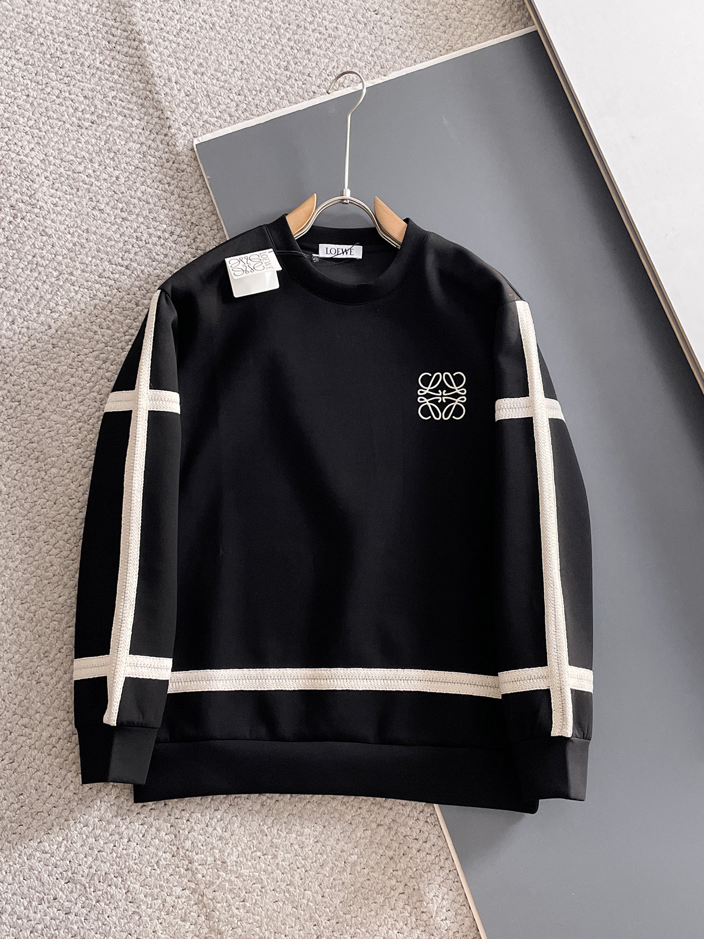 NO:682077,Loewe Autumn and Winter Men's Letter Logo Pullover Space Cotton Sweatshirt Classic OS version, simple yet stylish. No pressure for daily sports and leisure business...Customer-supplied space knitted cotton, made through a micro-knitting three-dimensional process, the inner lining is as neat as scales, super texture, breathable and comfortable, the details and soft touch are invincible, the first choice for single wear and inner wear! Color White/Black  Size XS/S/M/L,,loewe,hoodie,sweatshirts,19860909罗意威 秋冬男士字母标识套头太空棉卫衣 经典OS版型,简约而不失格调.日常运动休闲商务毫无压力... 客供太空针织棉,经由微型针织立体工艺过程制作,内里鳞甲般工整,质感超强,透气舒适,细节感和触感柔更是无敌,单穿内搭首选! 颜色白色/黑色 尺码XS/S/M/L,,loewe,hoodie,sweatshirts,,Men's clothing