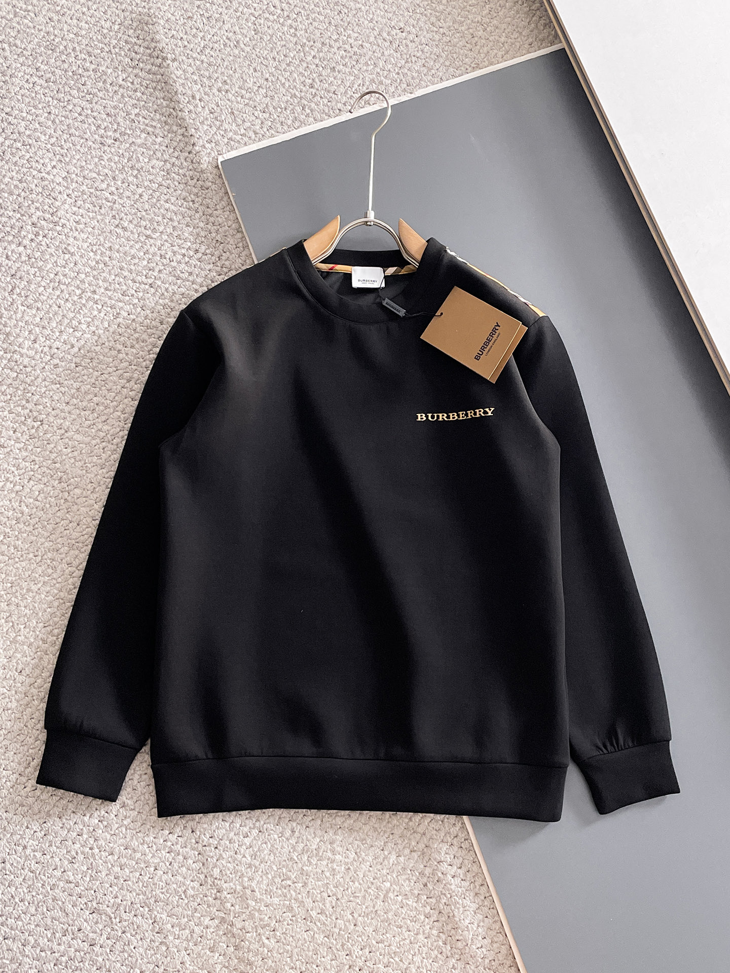 NO:682089,Burberry Autumn and Winter Men's Letter Logo Pullover Space Cotton Sweatshirt Classic OS version, simple yet stylish. Daily sports and leisure business without pressure...Customer-supplied space knitted cotton, made through micro-knitting three-dimensional process, the inside is as neat as scales, super texture, breathable and comfortable, the details and soft touch are invincible, the first choice for single wear and inner wear! Color White/Black Size XS/S/M/L,, burberry, hoodie, sweatshirts,19860909巴宝莉 秋冬男士字母标识套头太空棉卫衣 经典OS版型,简约而不失格调.日常运动休闲商务毫无压力... 客供太空针织棉,经由微型针织立体工艺过程制作,内里鳞甲般工整,质感超强,透气舒适,细节感和触感柔更是无敌,单穿内搭首选! 颜色白色/黑色 尺码XS/S/M/L,,burberry,hoodie,sweatshirts,,Men's clothing