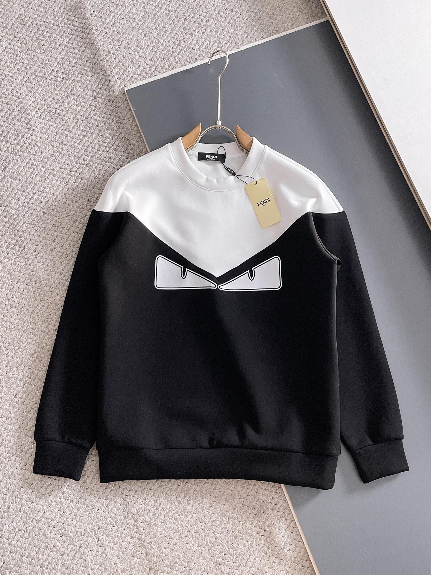 NO:682118,Fendi autumn and winter men's letter logo pullover space cotton sweatshirt. Classic OS version, simple yet stylish. Daily sports and leisure business without pressure...Customer-supplied space knitted cotton, made through a micro-knitting three-dimensional process, the lining is as neat as scales, super texture, breathable and comfortable, the details and soft touch are invincible, the first choice for single wear and inner wear! Color white/black Size XS/S/M/L, fendi, hoodie, sweatshirts,19860909芬迪 秋冬男士字母标识套头太空棉卫衣 经典OS版型,简约而不失格调.日常运动休闲商务毫无压力... 客供太空针织棉,经由微型针织立体工艺过程制作,内里鳞甲般工整,质感超强,透气舒适,细节感和触感柔更是无敌,单穿内搭首选! 颜色白色/黑色 尺码XS/S/M/L,,fendi,hoodie,sweatshirts,,Men's clothing