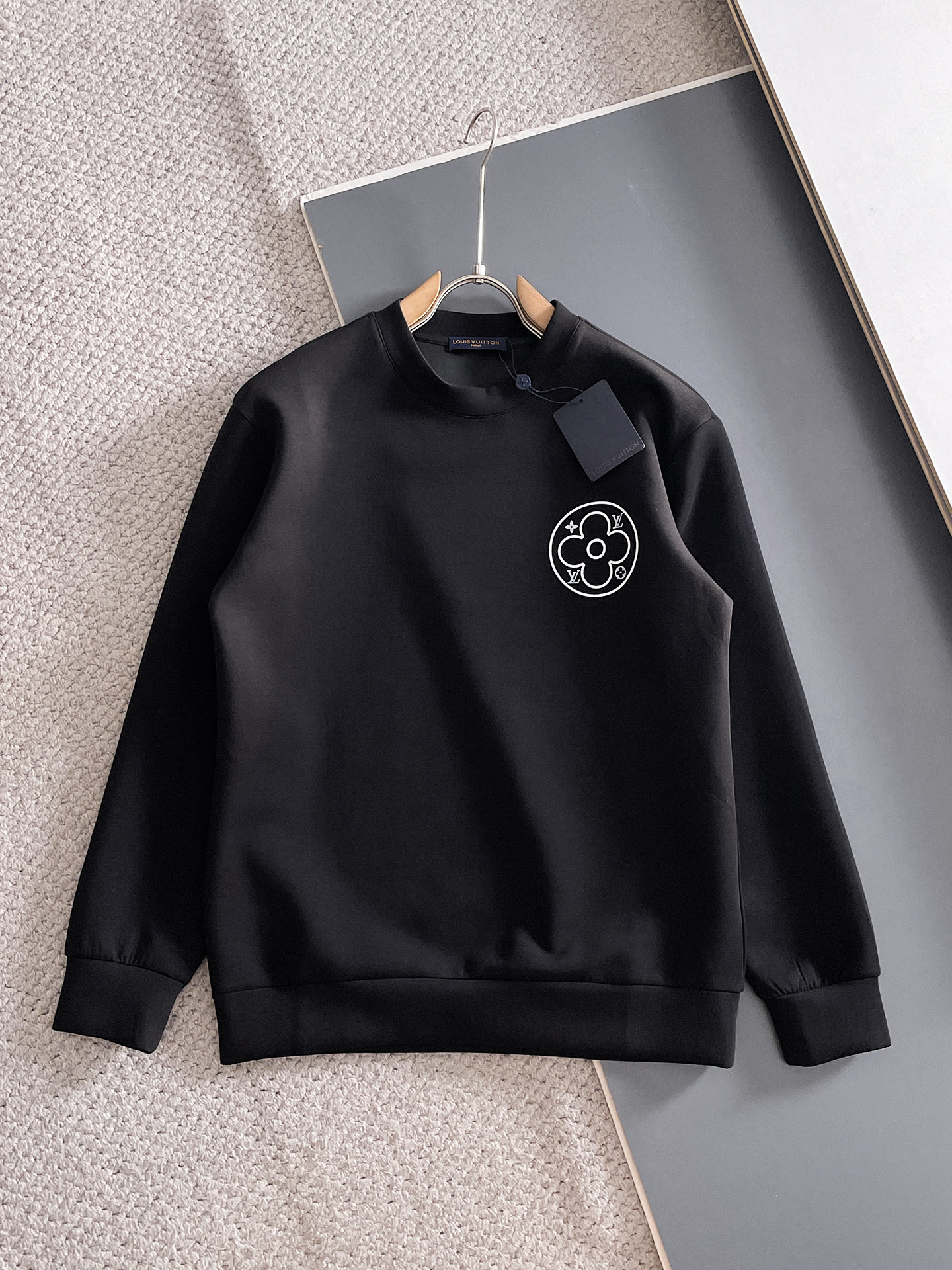 NO:682130,LV autumn and winter men's letter logo pullover space cotton sweatshirt. Classic OS version, simple yet stylish. Daily sports and leisure business without pressure...Customer-supplied space knitted cotton, made through micro-knitting three-dimensional process, the inner lining is as neat as scales, super texture, breathable and comfortable, the details and soft touch are invincible, the first choice for single wear and inner wear! Color white/black, size XS/S/M/L, Louis  vuitton,hoodie,sweatshirts,19860909LV 秋冬男士字母标识套头太空棉卫衣 经典OS版型,简约而不失格调.日常运动休闲商务毫无压力... 客供太空针织棉,经由微型针织立体工艺过程制作,内里鳞甲般工整,质感超强,透气舒适,细节感和触感柔更是无敌,单穿内搭首选! 颜色白色/黑色 尺码XS/S/M/L,,louis vuitton,hoodie,sweatshirts,,Men's clothing