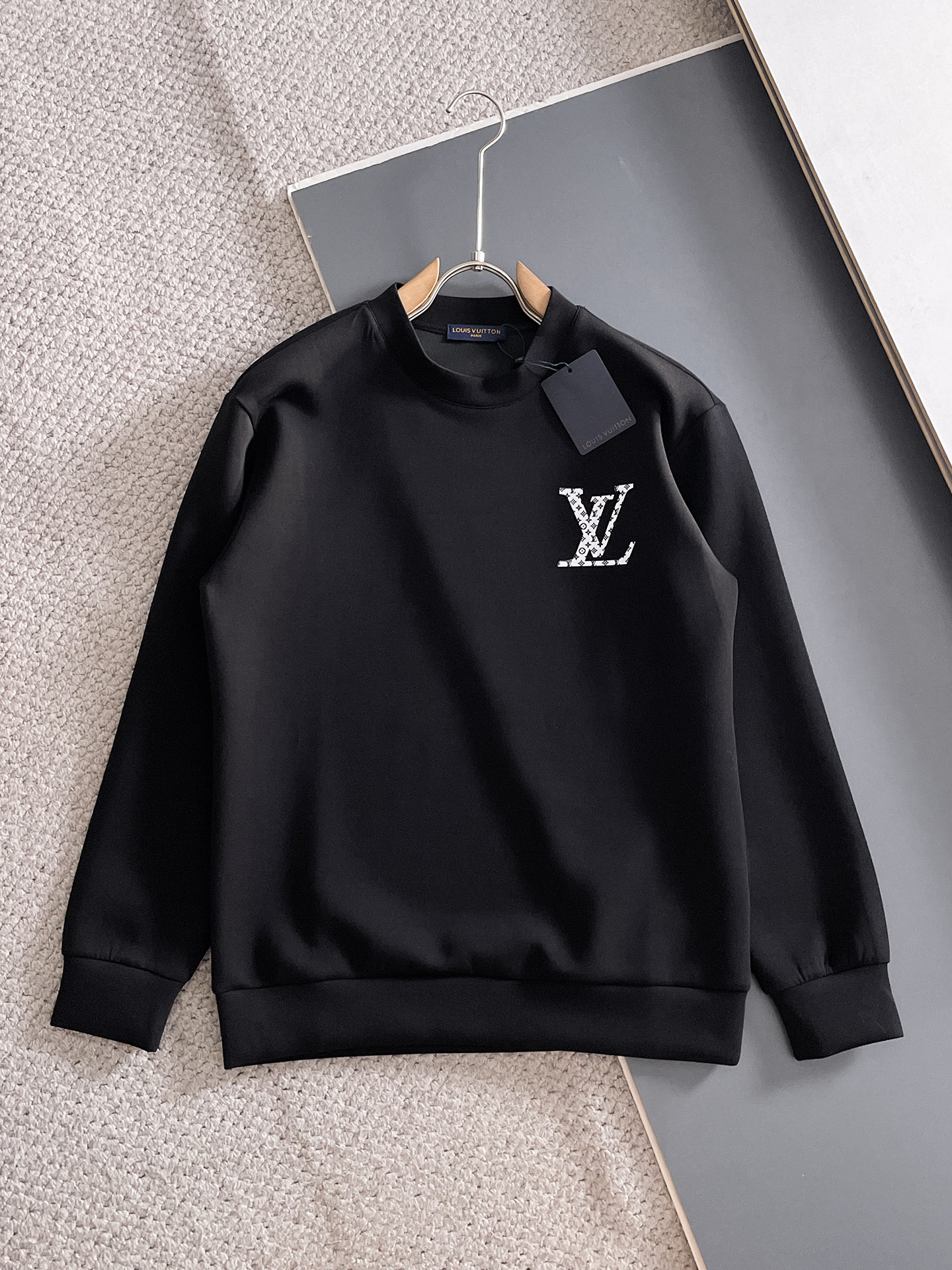 NO:682104,LV autumn and winter men's letter logo pullover space cotton sweatshirt. Classic OS version, simple yet stylish. Daily sports and leisure business without pressure...Customer-supplied space knitted cotton, made through micro-knitting three-dimensional process, the inner lining is as neat as scales, super texture, breathable and comfortable, the details and soft touch are invincible, the first choice for single wear and inner wear! Color white/black, size XS/S/M/L, Louis  vuitton,hoodie,sweatshirts,19860909LV 秋冬男士字母标识套头太空棉卫衣 经典OS版型,简约而不失格调.日常运动休闲商务毫无压力... 客供太空针织棉,经由微型针织立体工艺过程制作,内里鳞甲般工整,质感超强,透气舒适,细节感和触感柔更是无敌,单穿内搭首选! 颜色白色/黑色 尺码XS/S/M/L,,louis vuitton,hoodie,sweatshirts,,Men's clothing