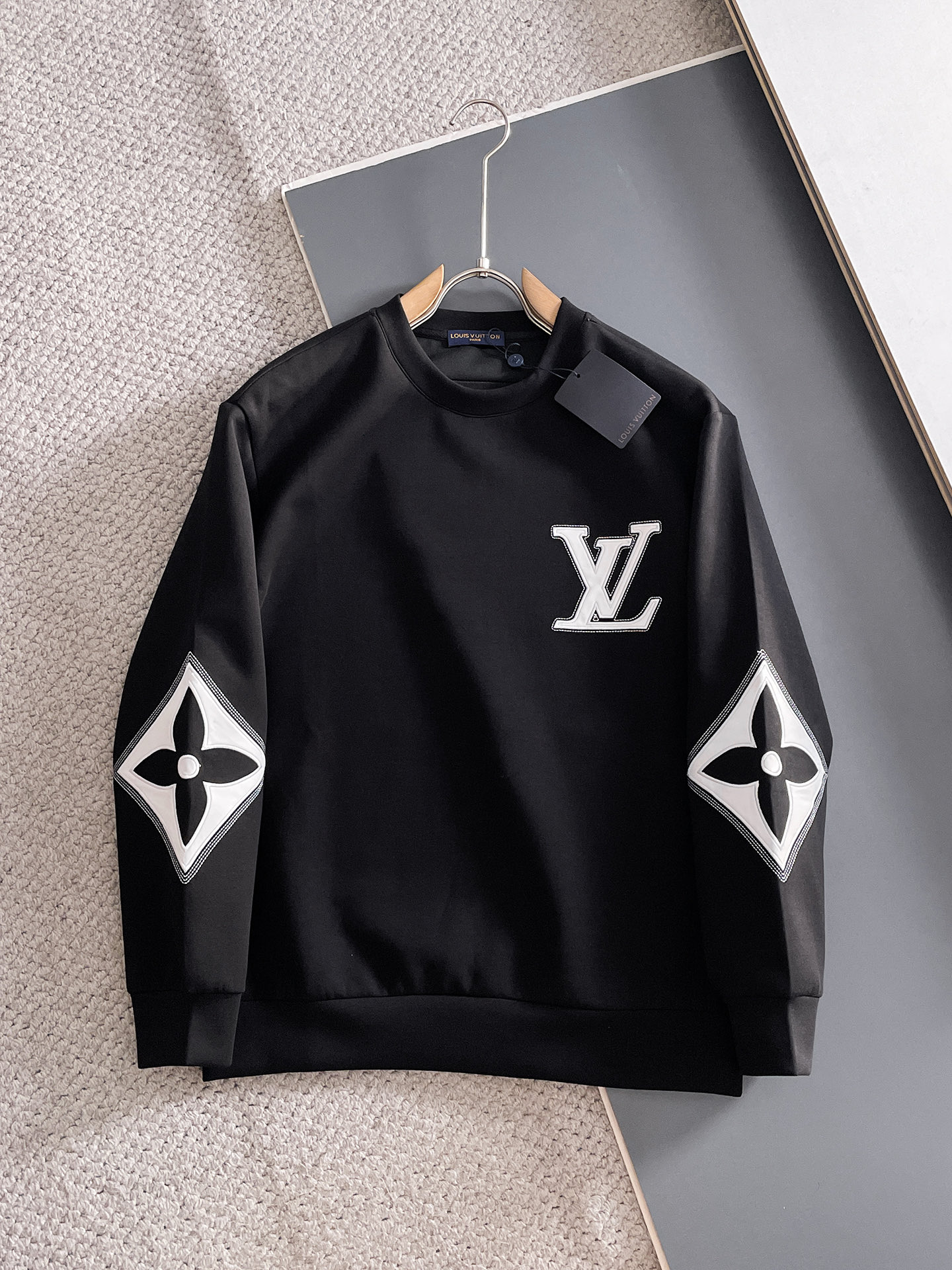 NO:682096,LV autumn and winter men's letter logo pullover space cotton sweatshirt. Classic OS version, simple yet stylish. Daily sports and leisure business without pressure...Customer-supplied space knitted cotton, made through micro-knitting three-dimensional process, the inner lining is as neat as scales, super texture, breathable and comfortable, the details and soft touch are invincible, the first choice for single wear and inner wear! Color white/black, size XS/S/M/L, Louis  vuitton,hoodie,sweatshirts,19860909LV 秋冬男士字母标识套头太空棉卫衣 经典OS版型,简约而不失格调.日常运动休闲商务毫无压力... 客供太空针织棉,经由微型针织立体工艺过程制作,内里鳞甲般工整,质感超强,透气舒适,细节感和触感柔更是无敌,单穿内搭首选! 颜色白色/黑色 尺码XS/S/M/L,,louis vuitton,hoodie,sweatshirts,,Men's clothing