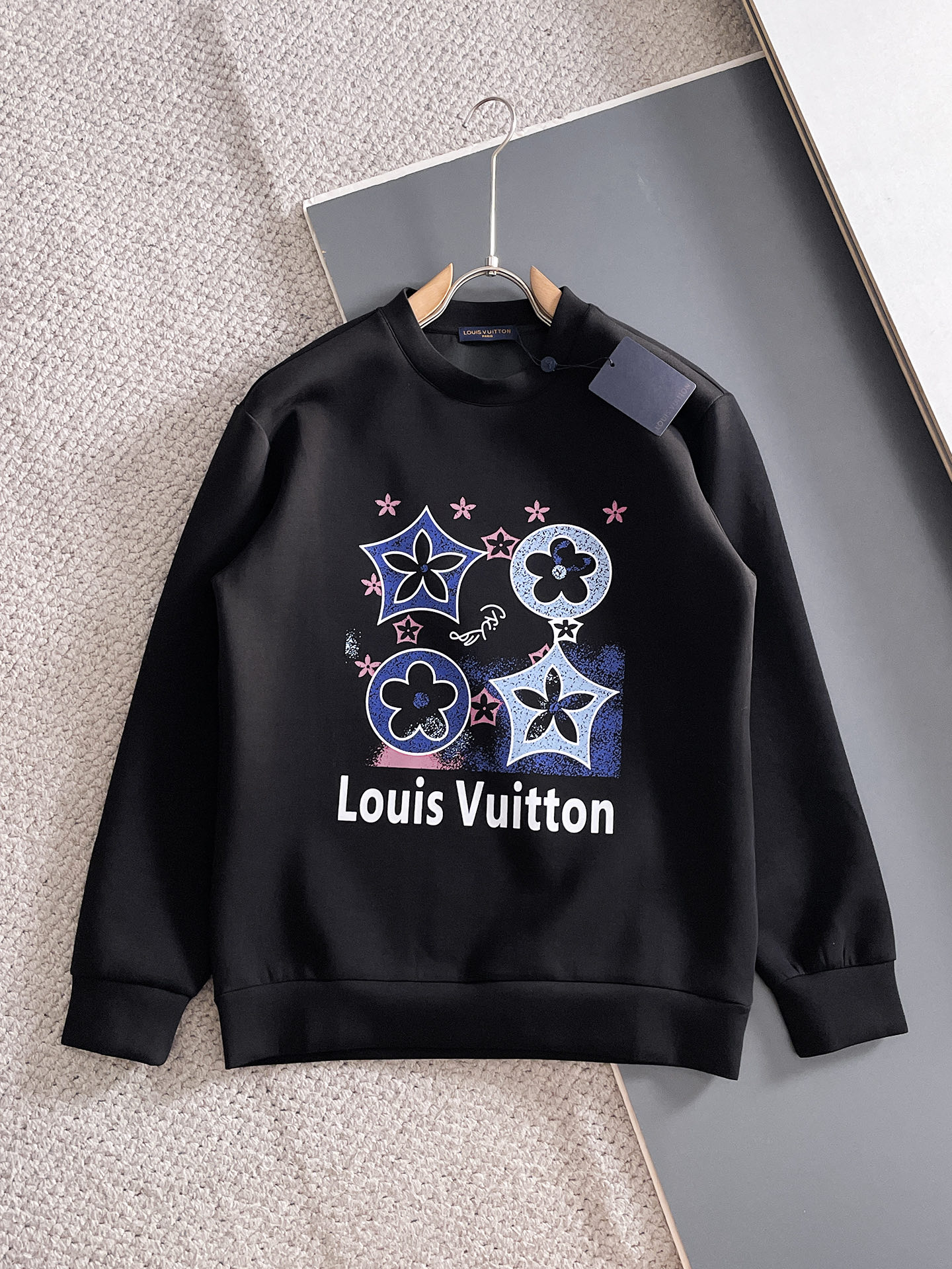 NO:682113,LV autumn and winter men's letter logo pullover space cotton sweatshirt. Classic OS version, simple yet stylish. Daily sports and leisure business without pressure...Customer-supplied space knitted cotton, made through micro-knitting three-dimensional process, the inner lining is as neat as scales, super texture, breathable and comfortable, the details and soft touch are invincible, the first choice for single wear and inner wear! Color white/black, size XS/S/M/L, Louis  vuitton,hoodie,sweatshirts,19860909LV 秋冬男士字母标识套头太空棉卫衣 经典OS版型,简约而不失格调.日常运动休闲商务毫无压力... 客供太空针织棉,经由微型针织立体工艺过程制作,内里鳞甲般工整,质感超强,透气舒适,细节感和触感柔更是无敌,单穿内搭首选! 颜色白色/黑色 尺码XS/S/M/L,,louis vuitton,hoodie,sweatshirts,,Men's clothing