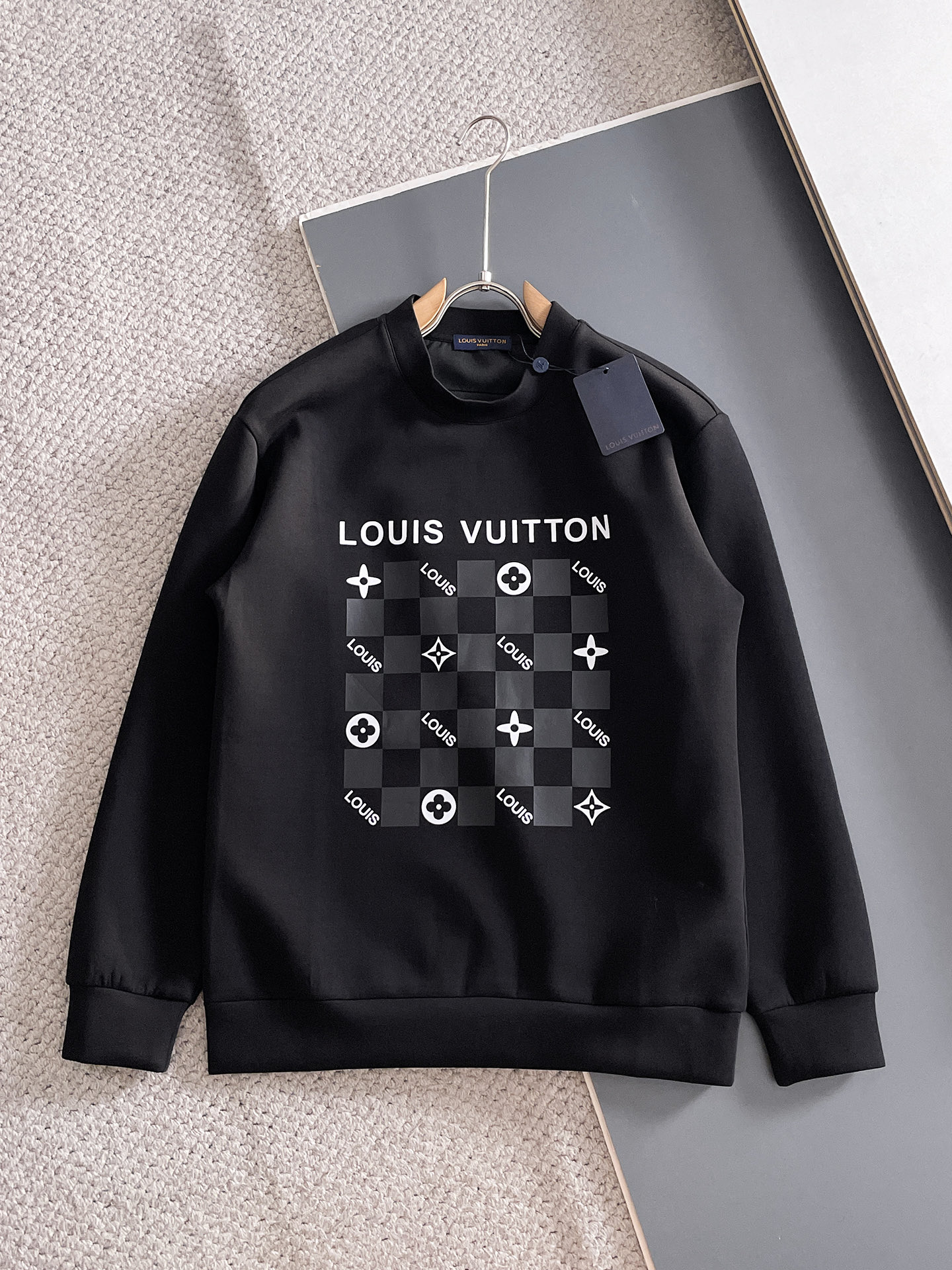 NO:682121,LV autumn and winter men's letter logo pullover space cotton sweatshirt. Classic OS version, simple yet stylish. Daily sports and leisure business without pressure...Customer-supplied space knitted cotton, made through micro-knitting three-dimensional process, the inner lining is as neat as scales, super texture, breathable and comfortable, the details and soft touch are invincible, the first choice for single wear and inner wear! Color white/black, size XS/S/M/L, Louis  vuitton,hoodie,sweatshirts,19860909LV 秋冬男士字母标识套头太空棉卫衣 经典OS版型,简约而不失格调.日常运动休闲商务毫无压力... 客供太空针织棉,经由微型针织立体工艺过程制作,内里鳞甲般工整,质感超强,透气舒适,细节感和触感柔更是无敌,单穿内搭首选! 颜色白色/黑色 尺码XS/S/M/L,,louis vuitton,hoodie,sweatshirts,,Men's clothing