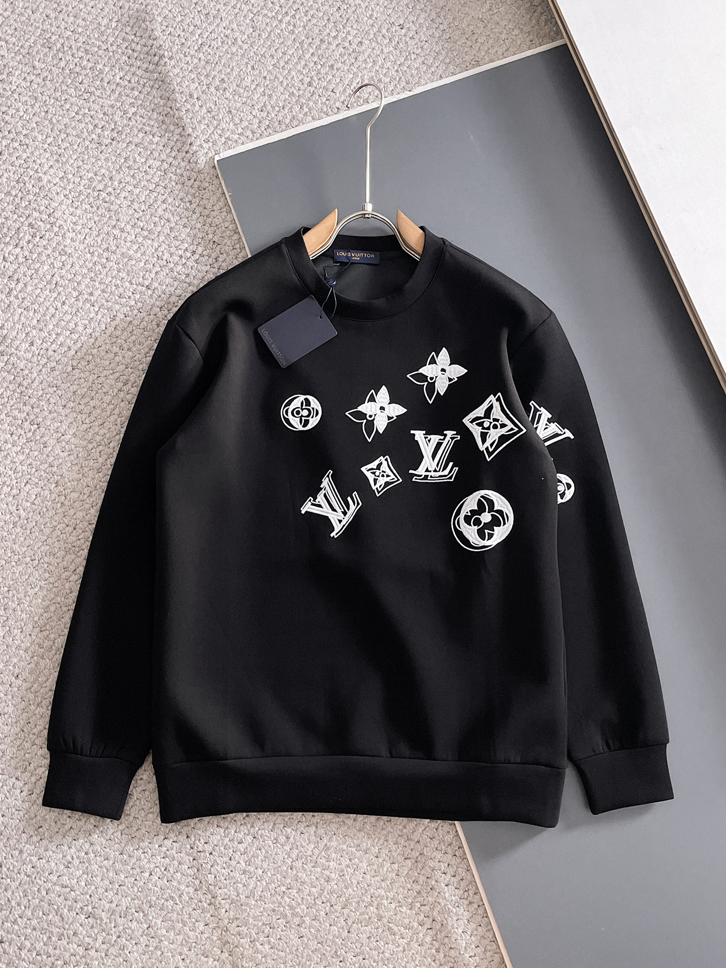 NO:682126,LV autumn and winter men's letter logo pullover space cotton sweatshirt. Classic OS version, simple yet stylish. Daily sports and leisure business without pressure...Customer-supplied space knitted cotton, made through micro-knitting three-dimensional process, the inner lining is as neat as scales, super texture, breathable and comfortable, the details and soft touch are invincible, the first choice for single wear and inner wear! Color white/black, size XS/S/M/L, Louis  vuitton,hoodie,sweatshirts,19860909LV 秋冬男士字母标识套头太空棉卫衣 经典OS版型,简约而不失格调.日常运动休闲商务毫无压力... 客供太空针织棉,经由微型针织立体工艺过程制作,内里鳞甲般工整,质感超强,透气舒适,细节感和触感柔更是无敌,单穿内搭首选! 颜色白色/黑色 尺码XS/S/M/L,,louis vuitton,hoodie,sweatshirts,,Men's clothing