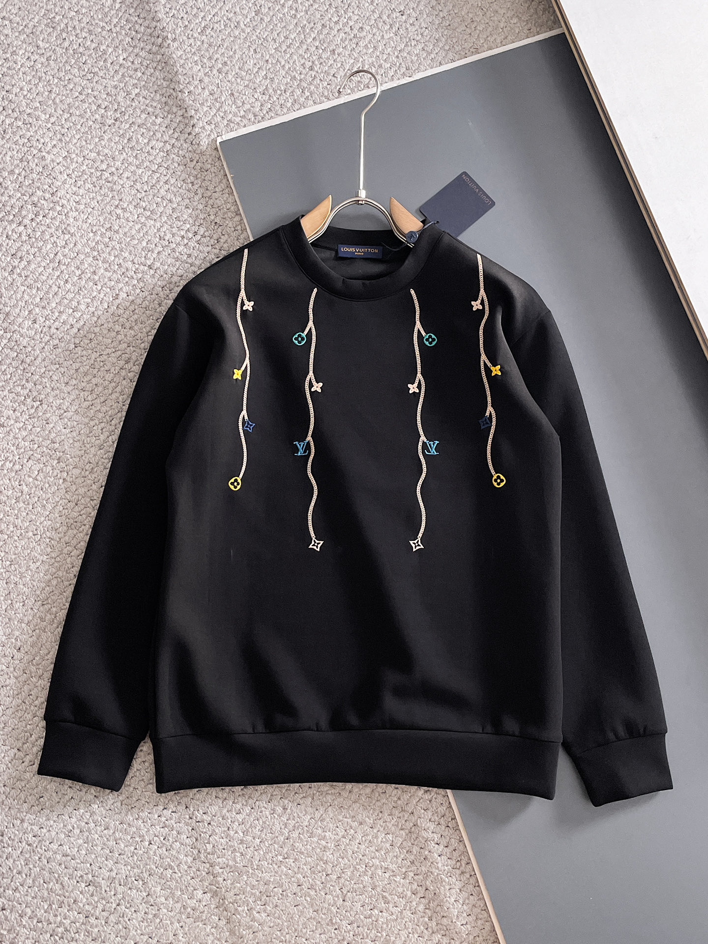 NO:682086,LV autumn and winter men's letter logo pullover space cotton sweatshirt. Classic OS version, simple yet stylish. Daily sports and leisure business without pressure...Customer-supplied space knitted cotton, made through micro-knitting three-dimensional process, the inner lining is as neat as scales, super texture, breathable and comfortable, the details and soft touch are invincible, the first choice for single wear and inner wear! Color white/black, size XS/S/M/L, Louis  vuitton,hoodie,sweatshirts,19860909LV 秋冬男士字母标识套头太空棉卫衣 经典OS版型,简约而不失格调.日常运动休闲商务毫无压力... 客供太空针织棉,经由微型针织立体工艺过程制作,内里鳞甲般工整,质感超强,透气舒适,细节感和触感柔更是无敌,单穿内搭首选! 颜色白色/黑色 尺码XS/S/M/L,,louis vuitton,hoodie,sweatshirts,,Men's clothing