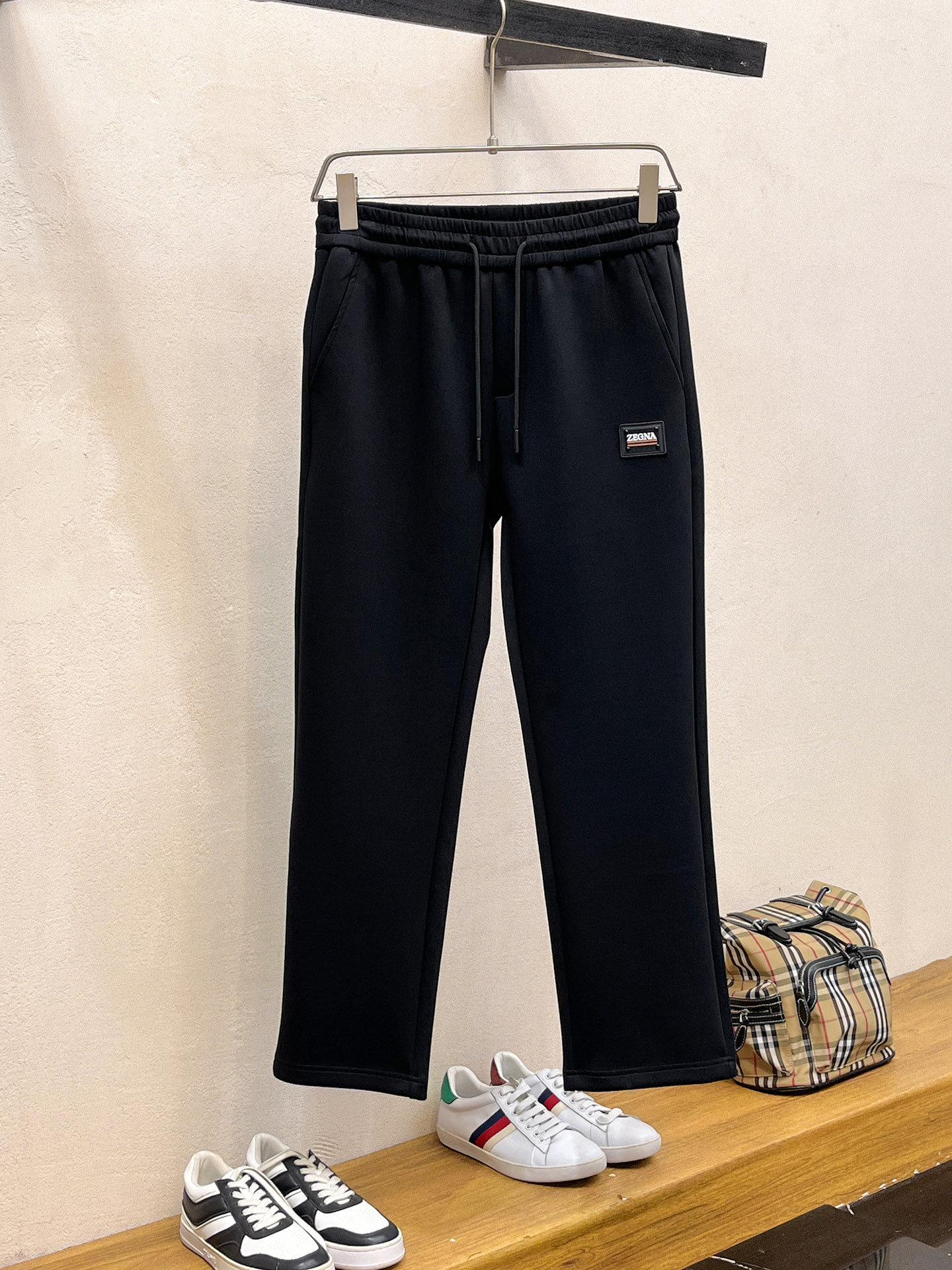 NO:598234,Ermenegildo Zegna's 2025 Autumn and Winter Men's Clothing Counter official website new product air-layer cotton. The hot-selling fabric is super popular and recommended. The must-have men's trousers for autumn and winter are decorated with classic icon embroidery elements on the front. The design interprets the essence of the brand. Casual pants are made of air-layer fabric. They are soft and draping, comfortable and breathable, with clear texture and natural cotton feel. Highly recommended!  Size..M-3XL (black and white 2 colors),,zegna,alexander wang19860909杰尼亚2025秋冬男装专柜官网新品空气层棉 爆款面料超好人气推荐秋冬必备男士长裤正面饰有经典图标刺绣元素设计诠释品牌精髓,空气层面料休闲裤制成,柔软垂顺,舒适透气、纹理清晰、棉感自然,强烈推荐！尺码..M-3XL(黑白2色),,zegna,alexander wang,Men's clothing