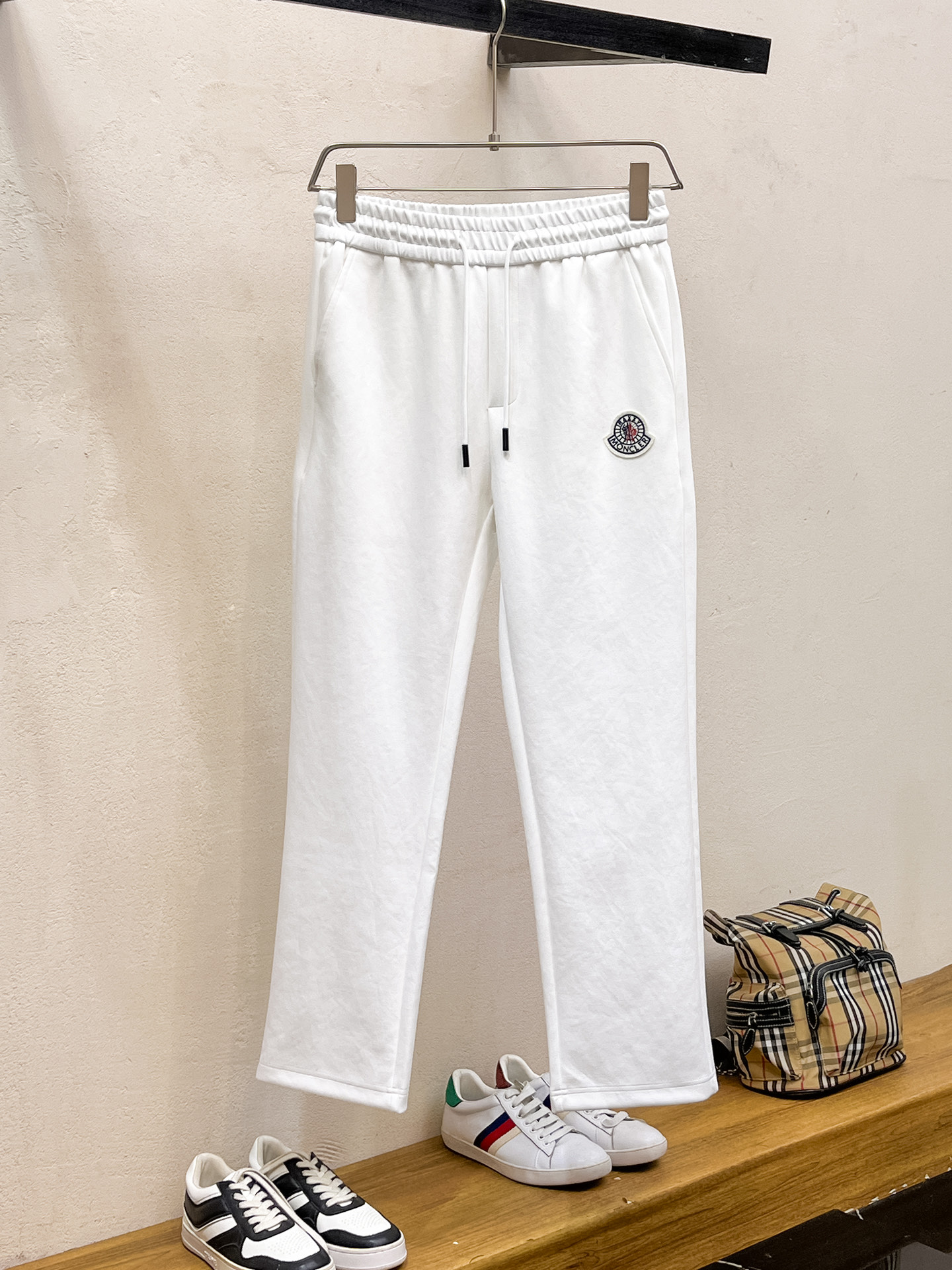 NO:598258,Mengkou 2025 Autumn and Winter Men's Clothing Counter official website new product air layer cotton. The popular fabric is super popular and recommended. The must-have men's trousers for autumn and winter are decorated with classic icon embroidery elements on the front. The design interprets the essence of the brand. Casual pants made of air layer fabric are soft and draping, comfortable and breathable, with clear texture and natural cotton feel. Highly recommended!  Size..M-3XL (black and white 2 colors),,Moncler,alexander wang19860909蒙口2025秋冬男装专柜官网新品空气层棉 爆款面料超好人气推荐秋冬必备男士长裤正面饰有经典图标刺绣元素设计诠释品牌精髓,空气层面料休闲裤制成,柔软垂顺,舒适透气、纹理清晰、棉感自然,强烈推荐！尺码..M-3XL(黑白2色),,Moncler,alexander wang,Men's clothing