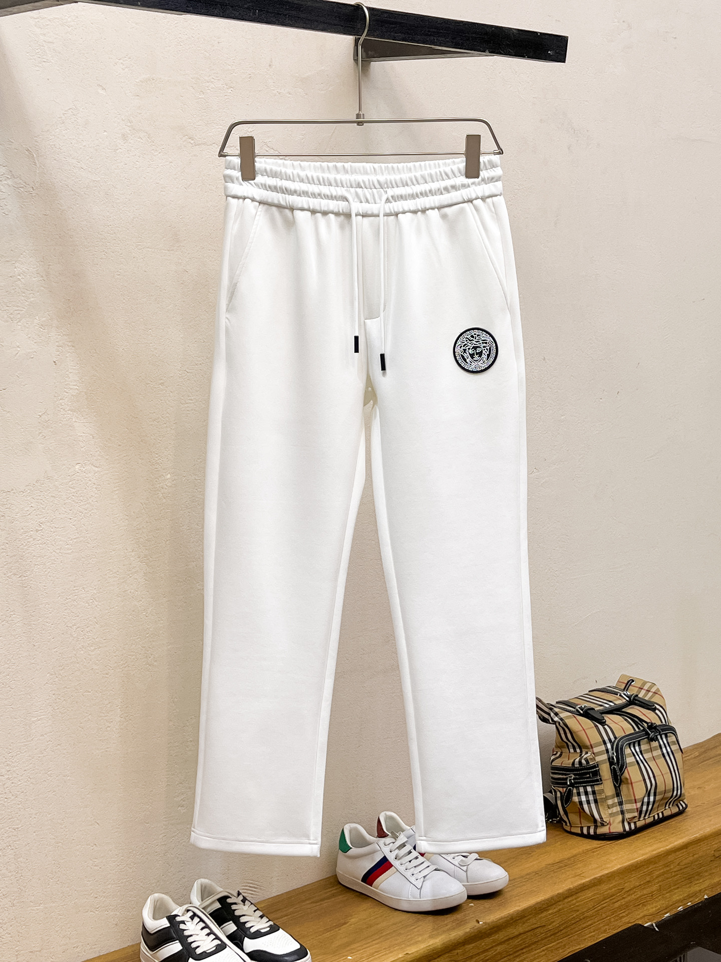 NO:598195,Versace's 2025 Autumn and Winter Men's Clothing Counter official website new product air layer cotton. The popular fabric is super popular and recommended. The must-have men's trousers for autumn and winter are decorated with classic icon embroidery elements on the front. The design interprets the essence of the brand. Casual pants are made of air layer fabric. They are soft and draping, comfortable and breathable, with clear texture and natural cotton feel. Highly recommended!  Size..M-3XL (black and white 2 colors), versace, alexander wang19860909范思哲2025秋冬男装专柜官网新品空气层棉 爆款面料超好人气推荐秋冬必备男士长裤正面饰有经典图标刺绣元素设计诠释品牌精髓,空气层面料休闲裤制成,柔软垂顺,舒适透气、纹理清晰、棉感自然,强烈推荐！尺码..M-3XL(黑白2色),,versace,alexander wang,Men's clothing