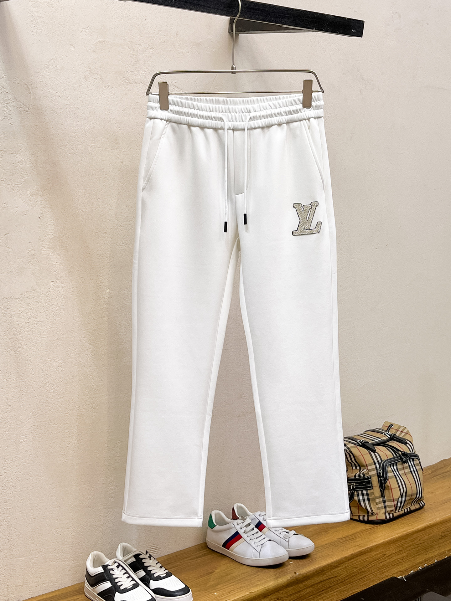 NO:712330,Years later, the official website of Lv's autumn and winter men's clothing counter has a new product, air-layer cotton. The hot-selling fabric is super popular and recommended. The must-have men's trousers for autumn and winter are decorated with classic icon embroidery elements on the front. The design interprets the essence of the brand. Casual pants are made of air-layer fabric. They are soft and draping, comfortable and breathable, with clear texture and natural cotton feel. Highly recommended!  Size..M-3XL (black and white 2 colors),,louis vuitton,19860909年后 Lv 秋冬男装专柜官网新品空气层棉 爆款面料超好人气推荐秋冬必备男士长裤正面饰有经典图标刺绣元素设计诠释品牌精髓,空气层面料休闲裤制成,柔软垂顺,舒适透气、纹理清晰、棉感自然,强烈推荐！尺码..M-3XL(黑白2色),,louis vuitton,,Men's clothing