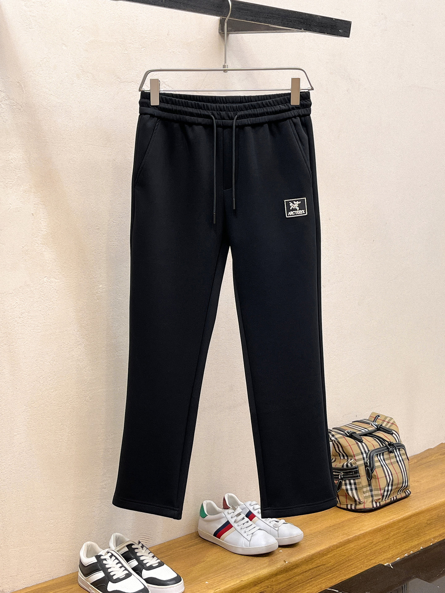 NO:598246,Arc'teryx 2025 Autumn and Winter Men's Clothing Counter Official Website New Product Air Layer Cotton The hot-selling fabric is super popular and recommended. The must-have men's trousers for autumn and winter are decorated with classic icon embroidery elements on the front. The design interprets the essence of the brand. Casual pants are made of air layer fabric. They are soft and draping, comfortable and breathable, with clear texture and natural cotton feel. Highly recommended!  Size..M-3XL (black and white 2 colors),arc'teryx,alexander wang19860909始祖鸟 2025秋冬男装专柜官网新品空气层棉 爆款面料超好人气推荐秋冬必备男士长裤正面饰有经典图标刺绣元素设计诠释品牌精髓,空气层面料休闲裤制成,柔软垂顺,舒适透气、纹理清晰、棉感自然,强烈推荐！尺码..M-3XL(黑白2色),arc'teryx,alexander wang,Men's clothing